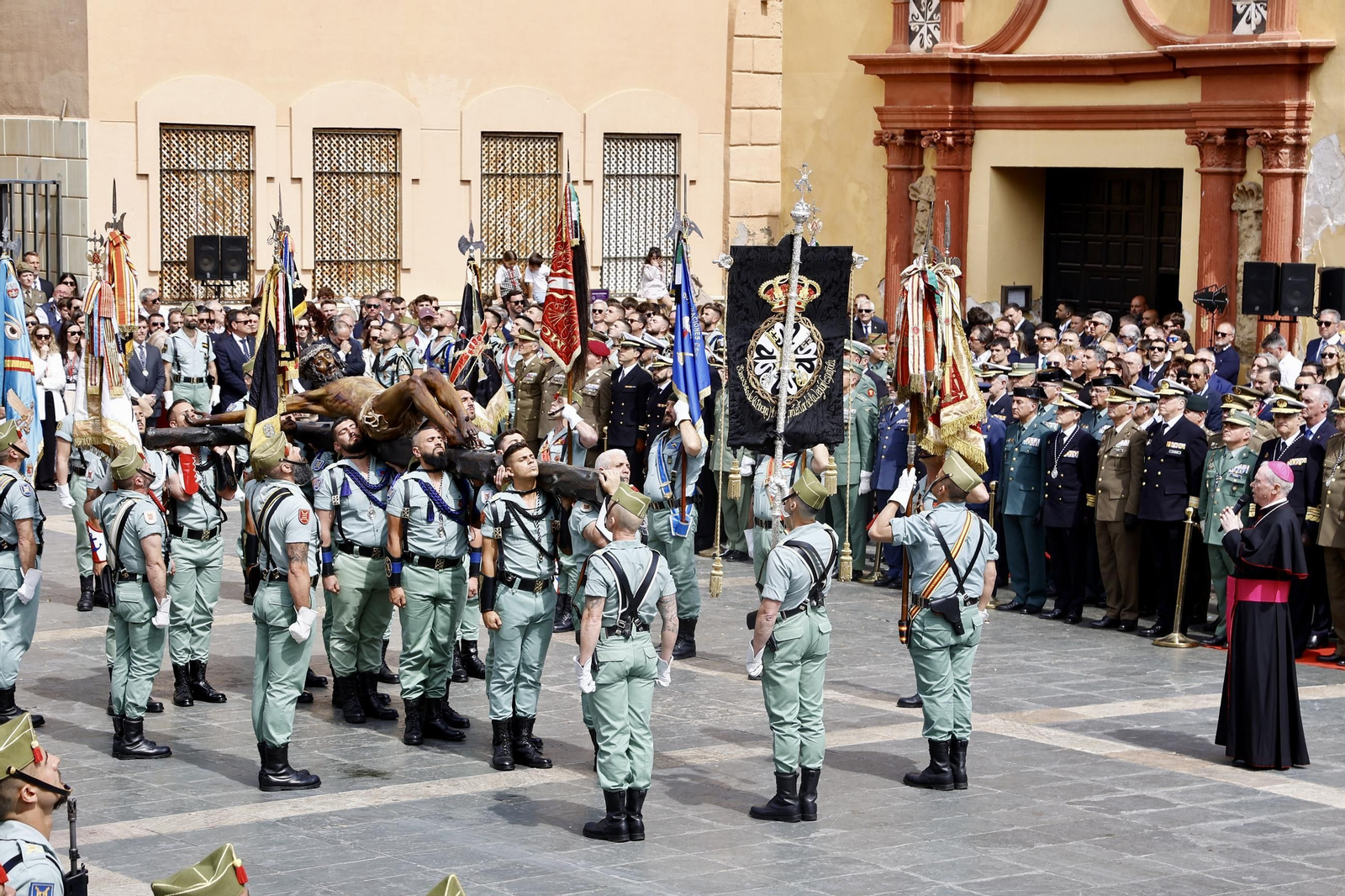 Las fotos de la Legión en el traslado del Cristo de Mena en Málaga este Jueves Santo