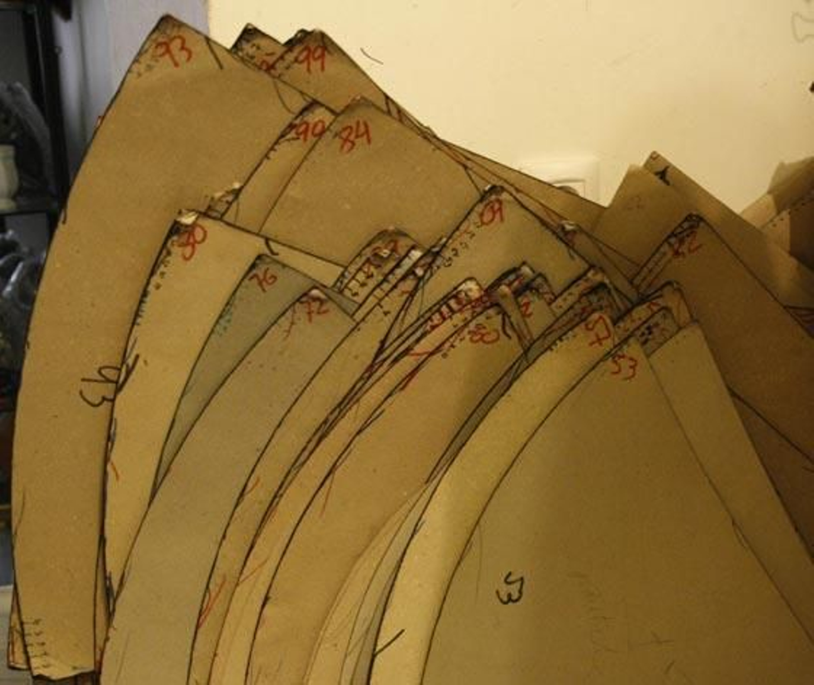 Planchas de cartón con la que se realizan los conos de los capirotes.

Foto: Fco. Lorca