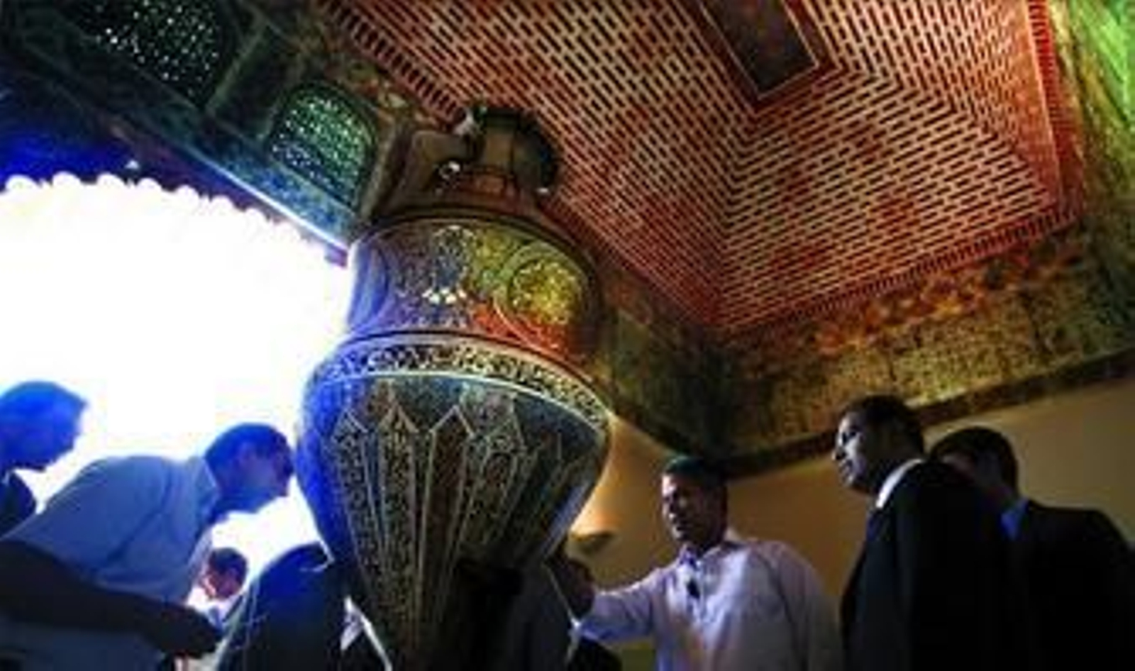 Uno de los vasos de cerámicas de dos metros de altura que conforman esta exposición, inaugurada ayer en la Alcazaba.