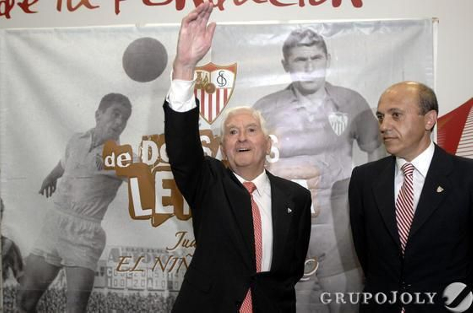 El 'Niño de Oro', Juan Arza, junto al presidente del Sevilla, José María del Nido, en el acto homenaje al mítico jugador, 'Dosales de Leyenda'.  Foto: D.S.