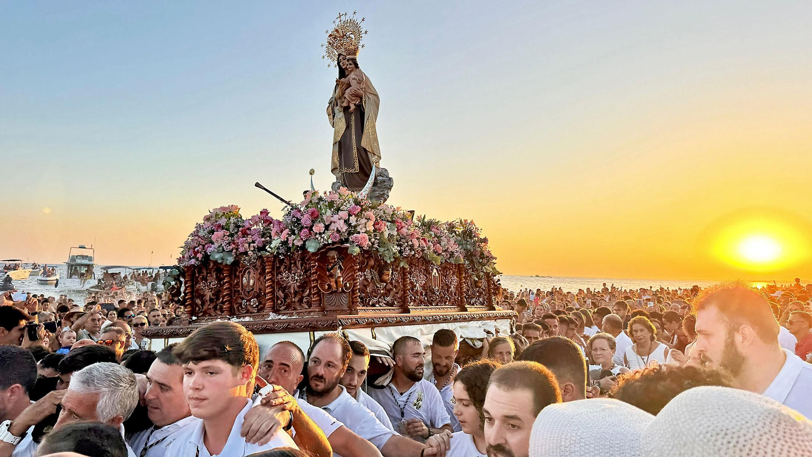Imágenes de la Virgen del Carmen procesionando en Punta Umbría