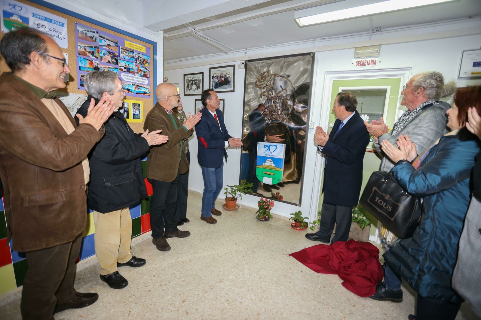 Descubrimiento de un mural conmemorativo, obra del artista local Antoni Gabarre.