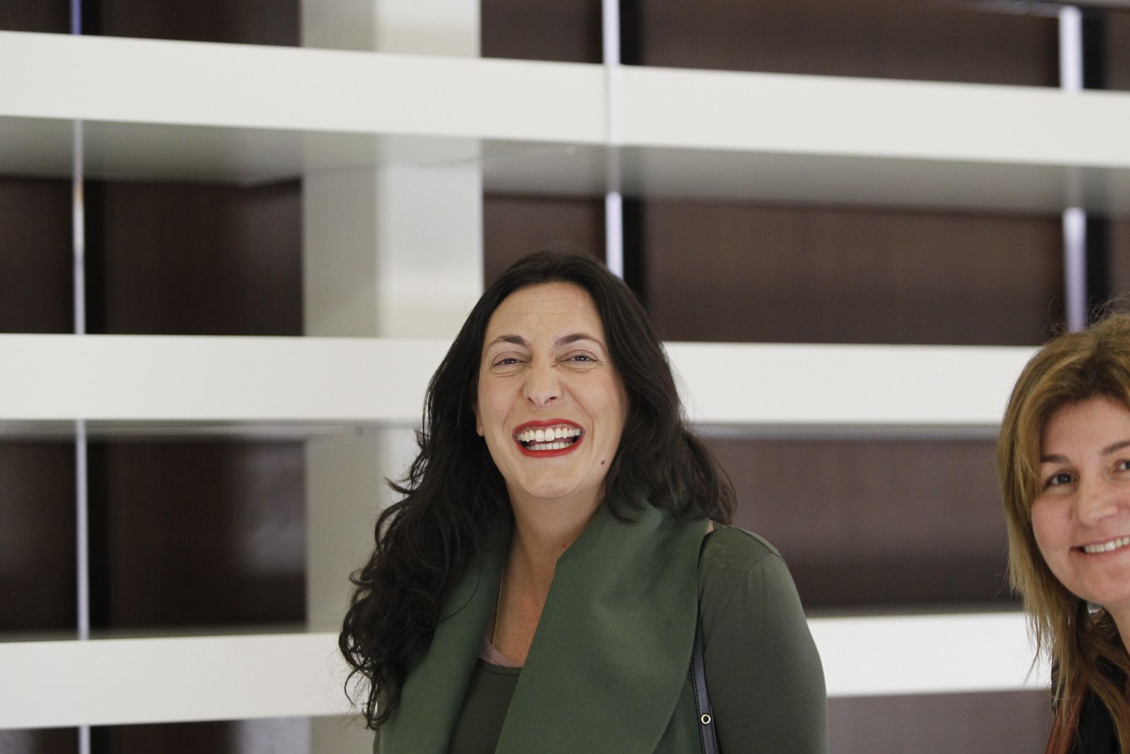 Loles López con Rosalía Espinosa en el palacio de congresos de El Toyo.