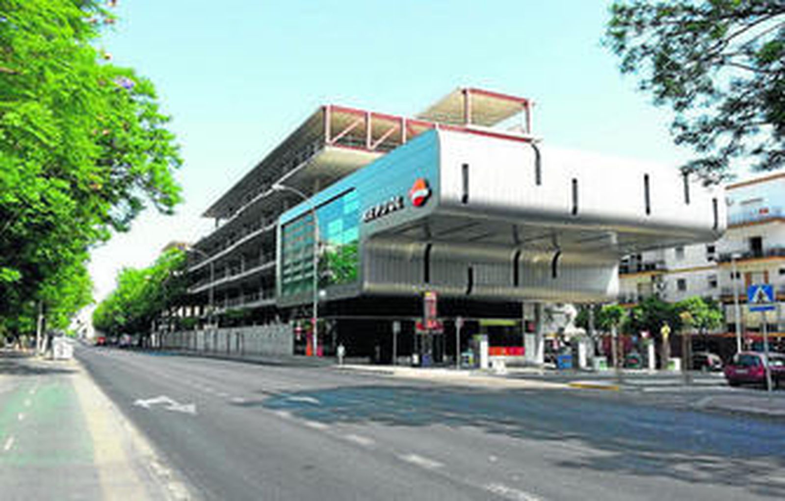 La nueva gasolinera del Plantinar moderniza la entrada del barrio