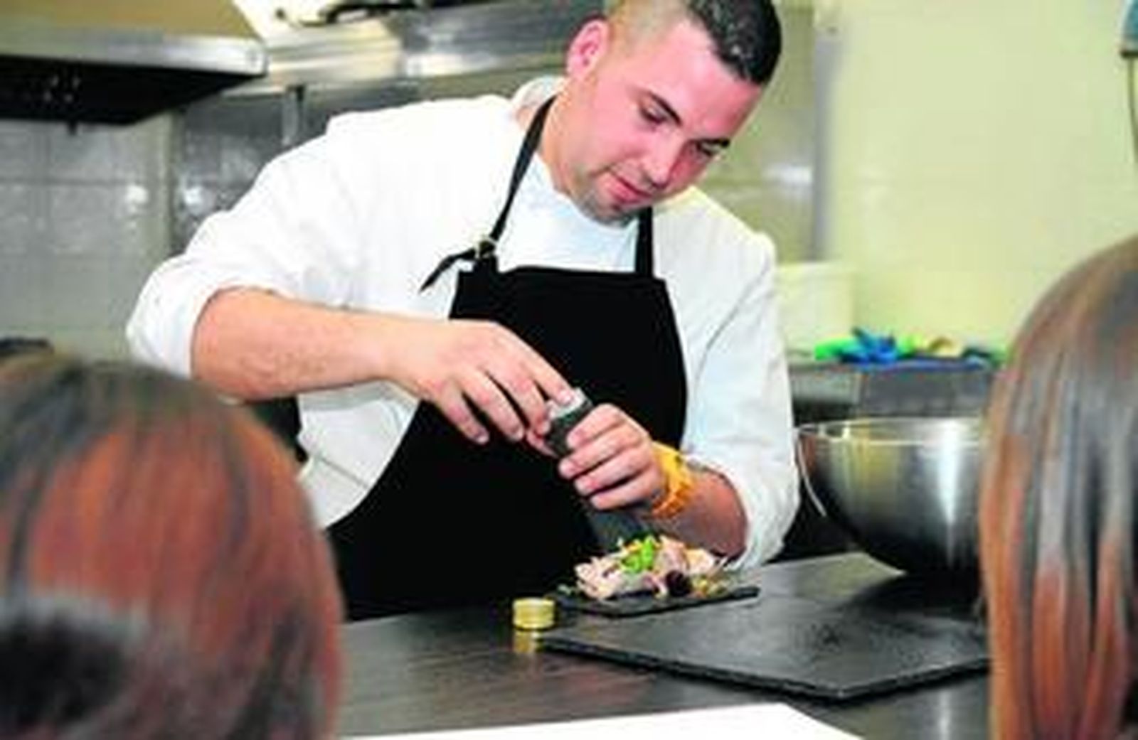 El cocinero Mauro Martínez inició ayer unos cursos de cocina para menores de 30 años para potenciar su "creatividad" culinaria.
