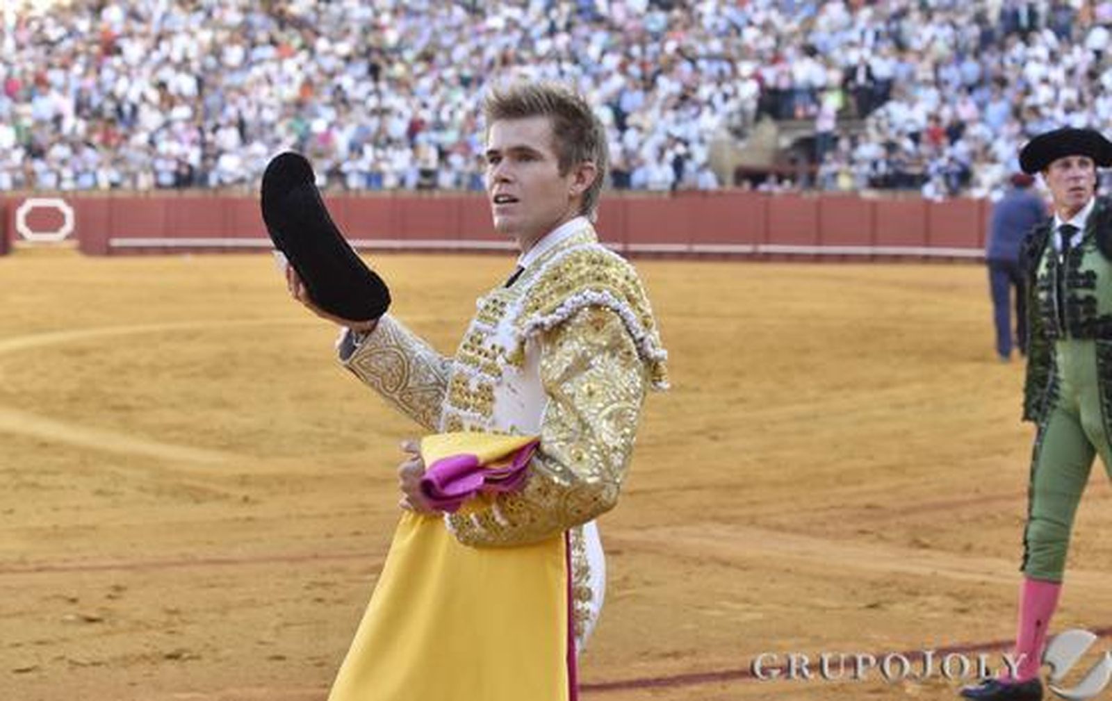 Javier Jiménez en el tercer toro./ Juan Carlos Vázquez
