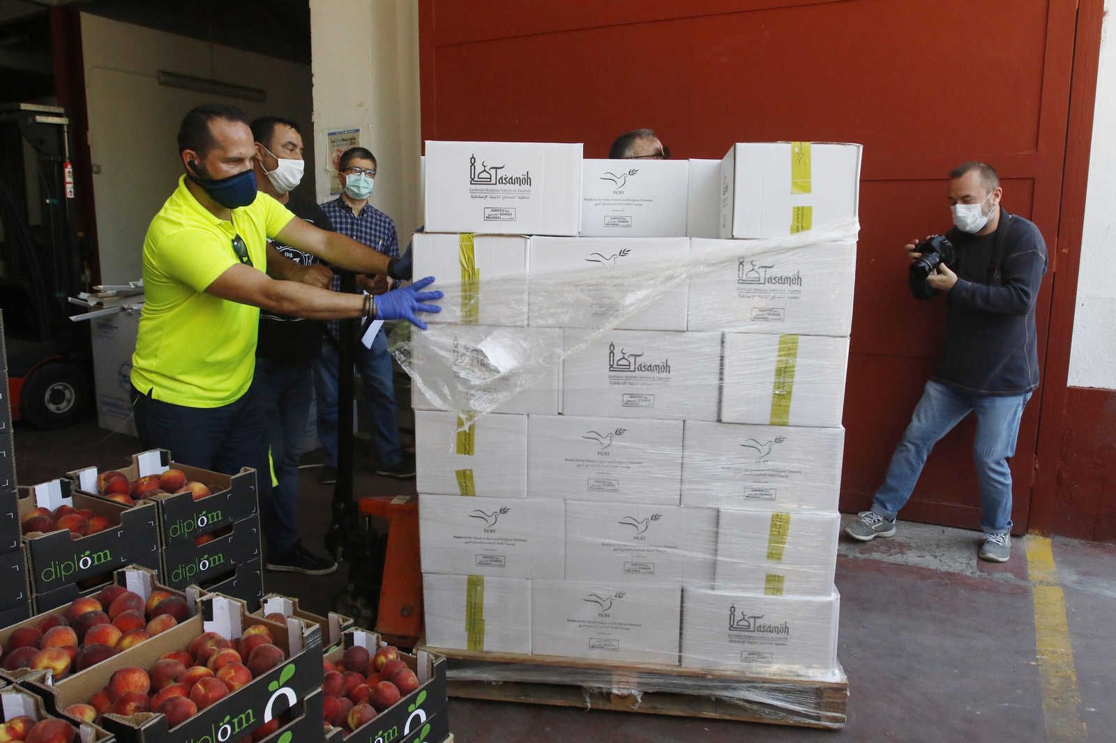 Paquetes con la donación de los alimentos.