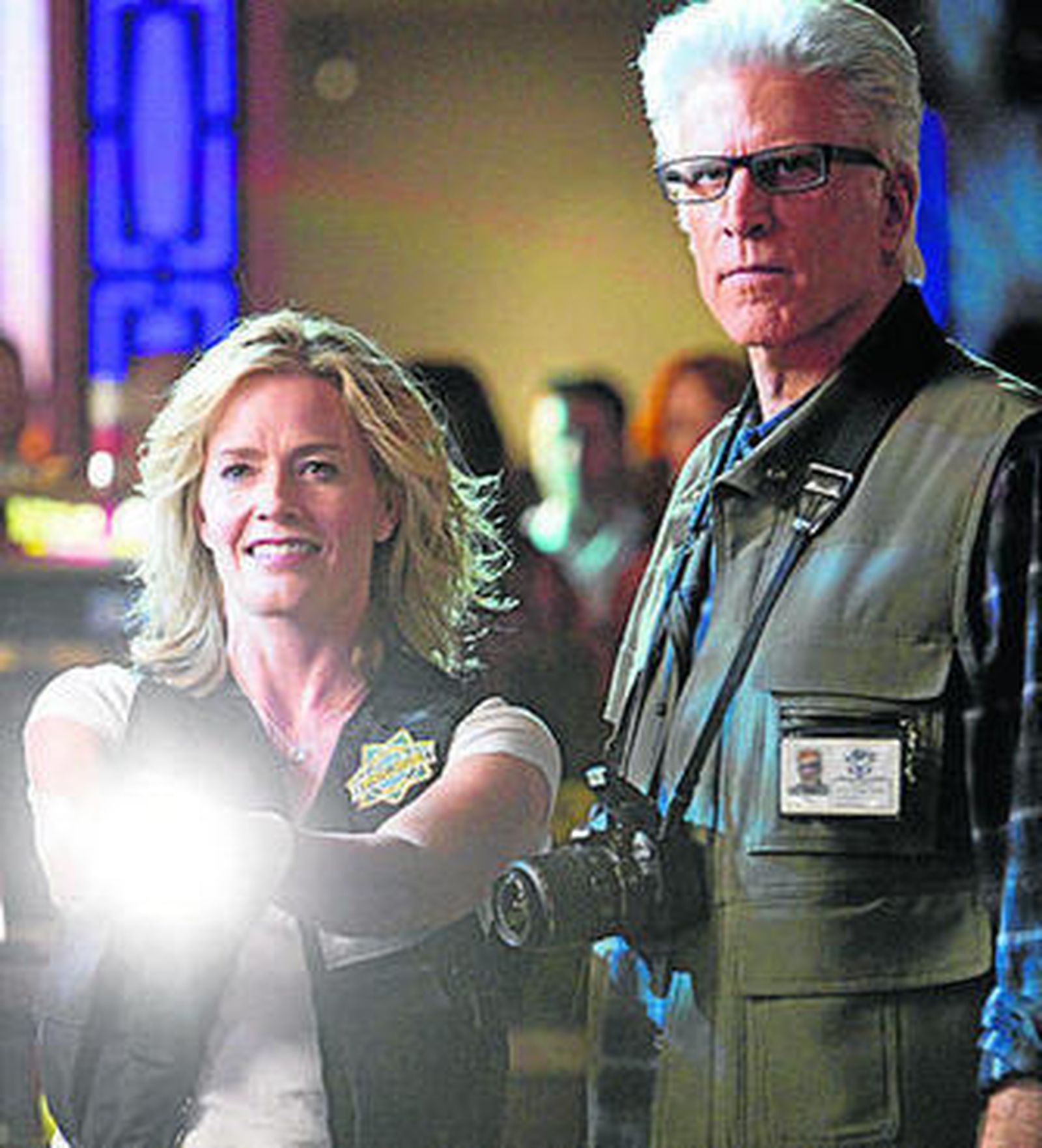 Elisabeth Shue y Ted Danson en 'CSI Las Vegas'.