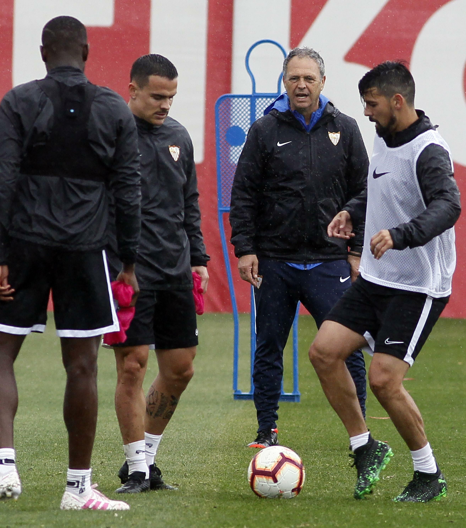 Primer entrenamiento del Sevilla FC tras anunciar Caparrós que tiene leucemia