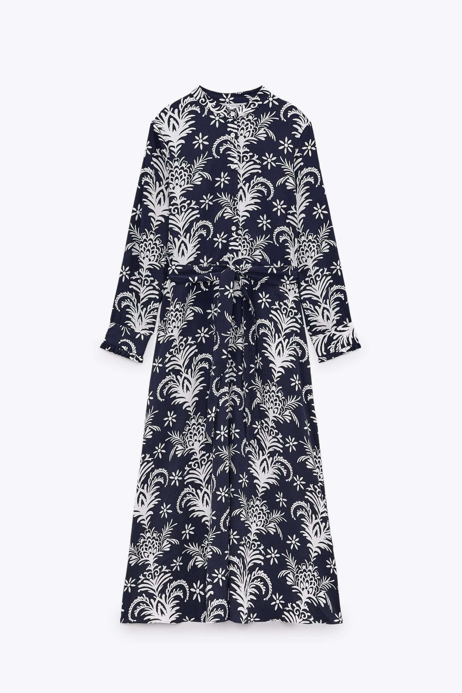 Vestido con estampado y cinturón de Zara.