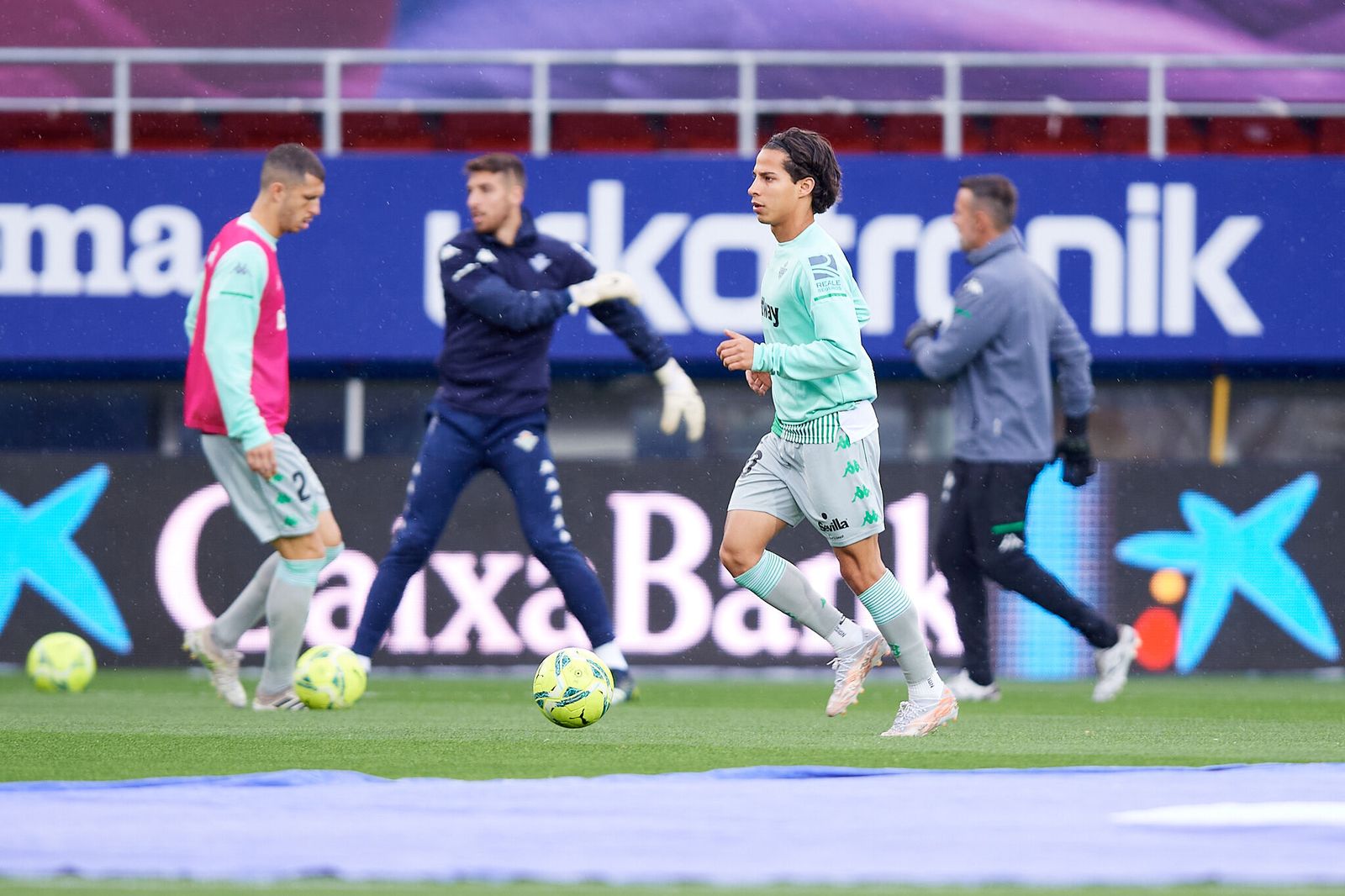 Guido, desenfocado en segundo plano, calienta en Ipurua ante Lainez.