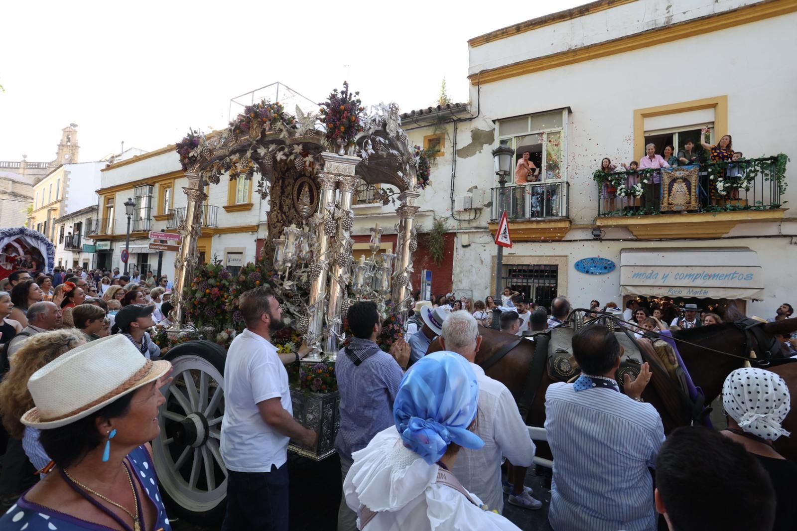 La Hermandad del Rocío de Jerez, entrando en la ciudad en su regreso