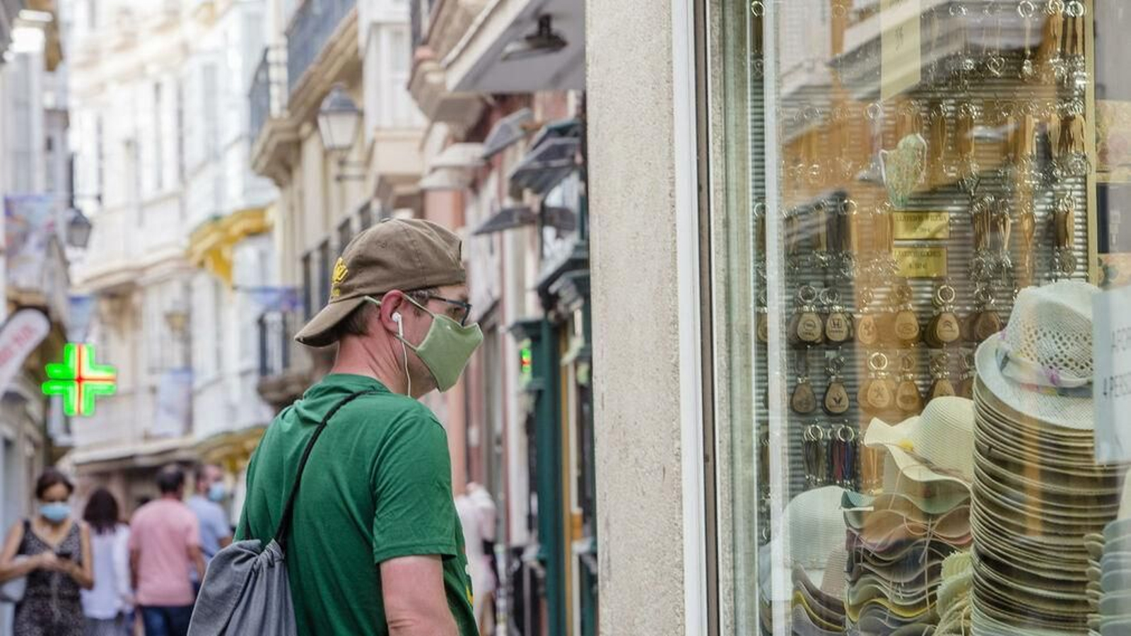 Una persona paseando con su mascarilla puesta.