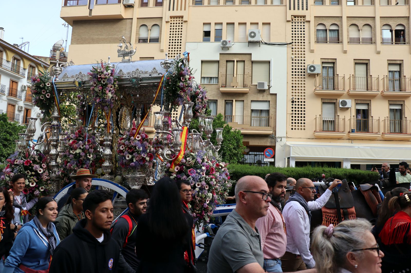 El Rocío 2023: Imágenes de la Hermandad de Emigrantes en su salida de Huelva