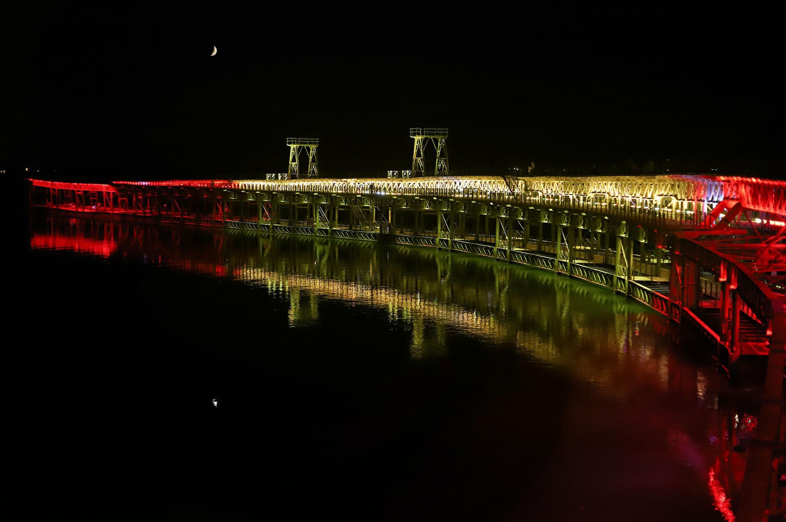 El muelle de mineral de la compañía Riotinto se engalana con los colores de España para celebrar el día de la Hispanidad, en imágenes