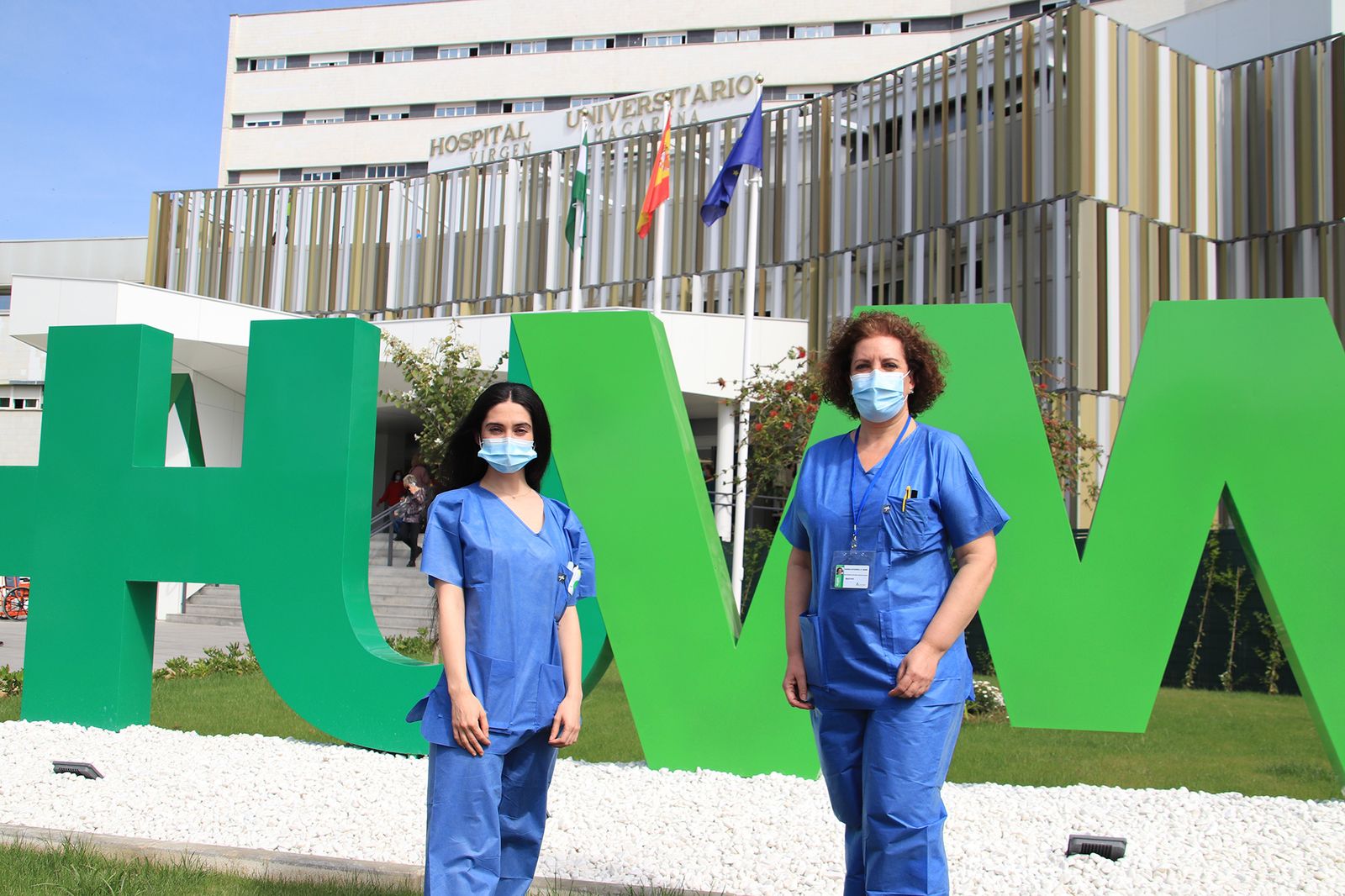 Matronas del Hospital Virgen Macarena, a las puertas del centro.