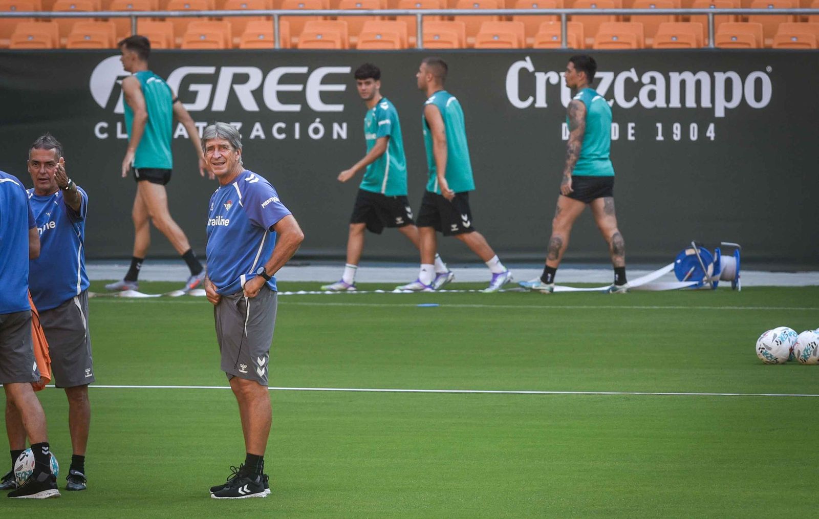 Imágenes del primer entrenamiento del Betis en el Estadio de la Cartuja