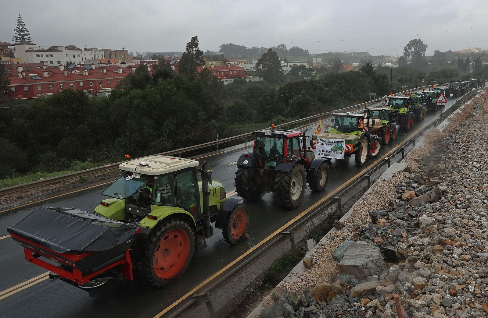 El corte del acceso sur de Algeciras por los tractoristas de Cádiz, en imágenes