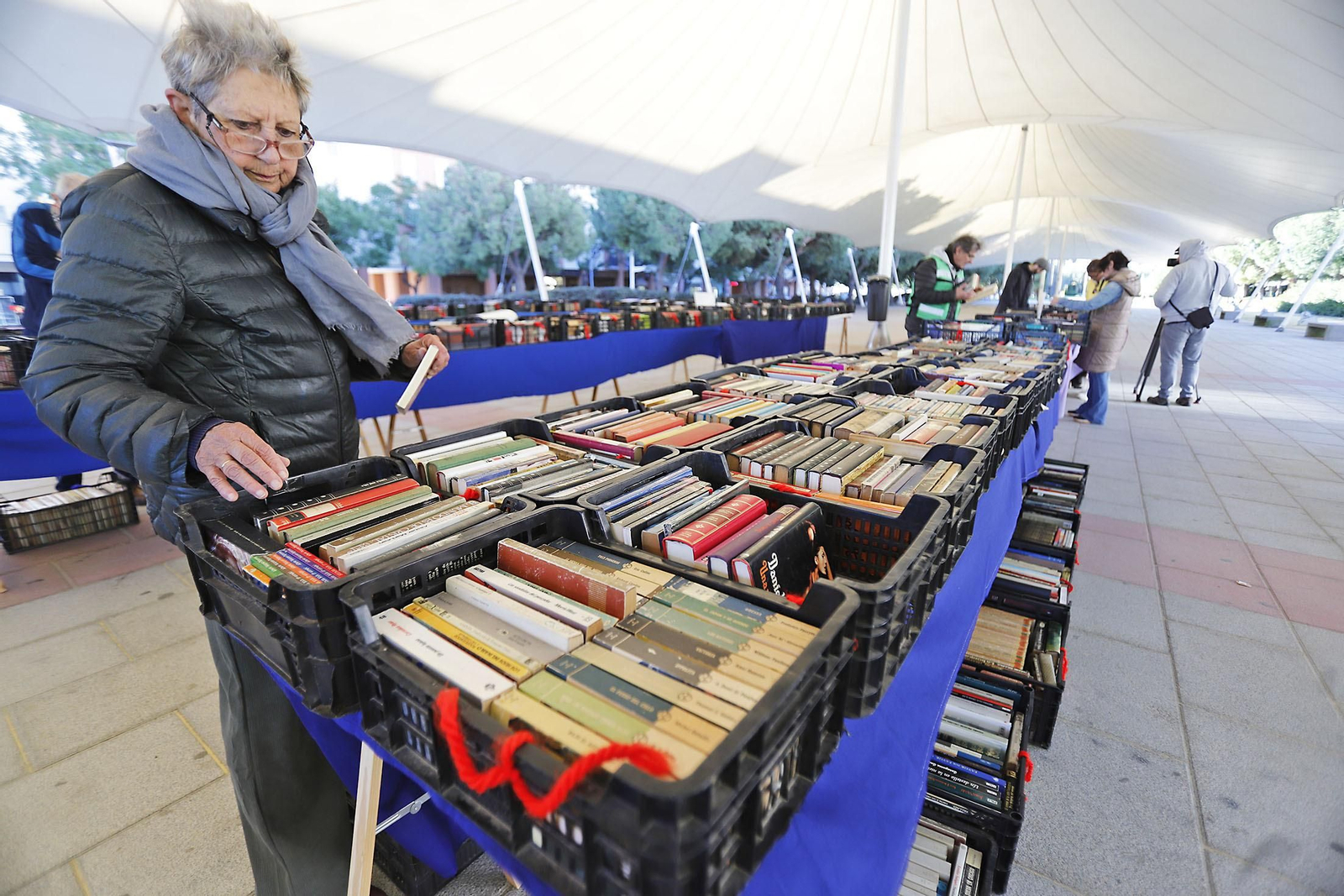 Imágenes del mercadillo solidario de Ayre en Huelva