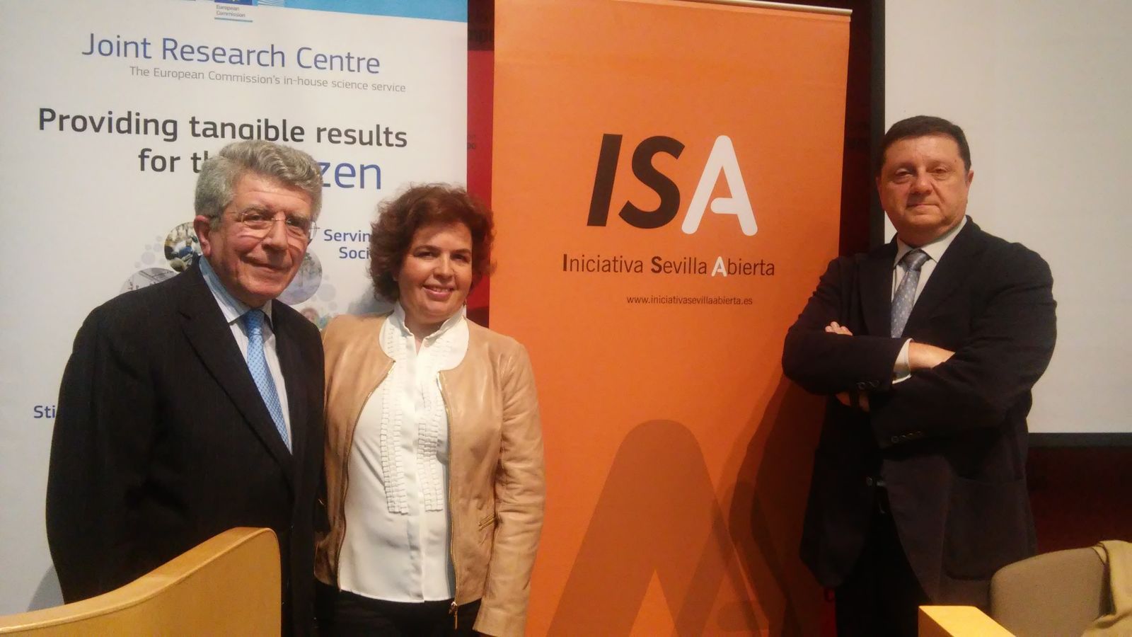 El experto en innovación digital José Antonio Cobeña, la moderadora del debate, Rosa Madrid, y el arquitecto Alfonso Carnerero, antes de la sesión.