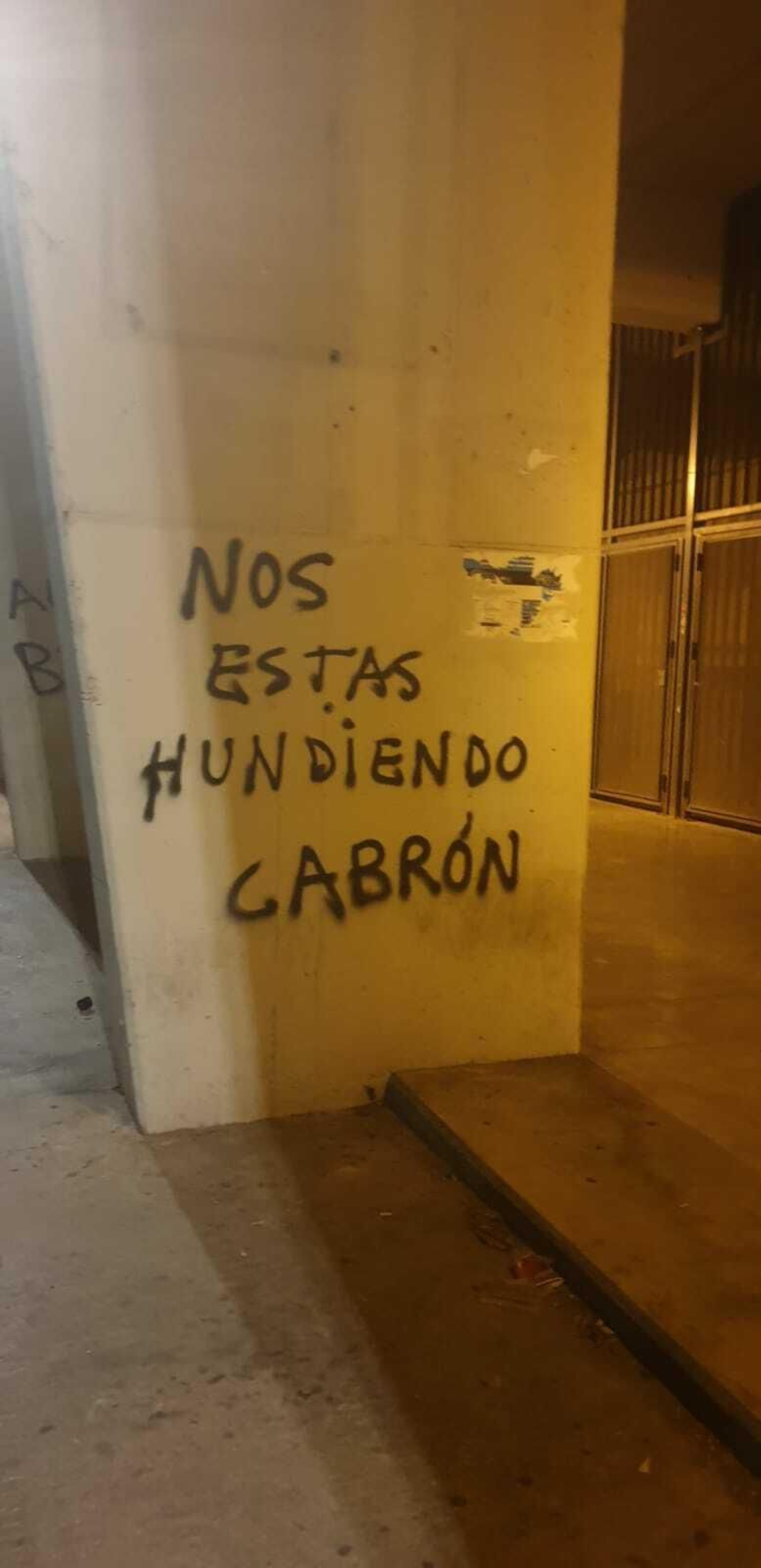 Las fotos de las pintadas contra el jeque en La Rosaleda