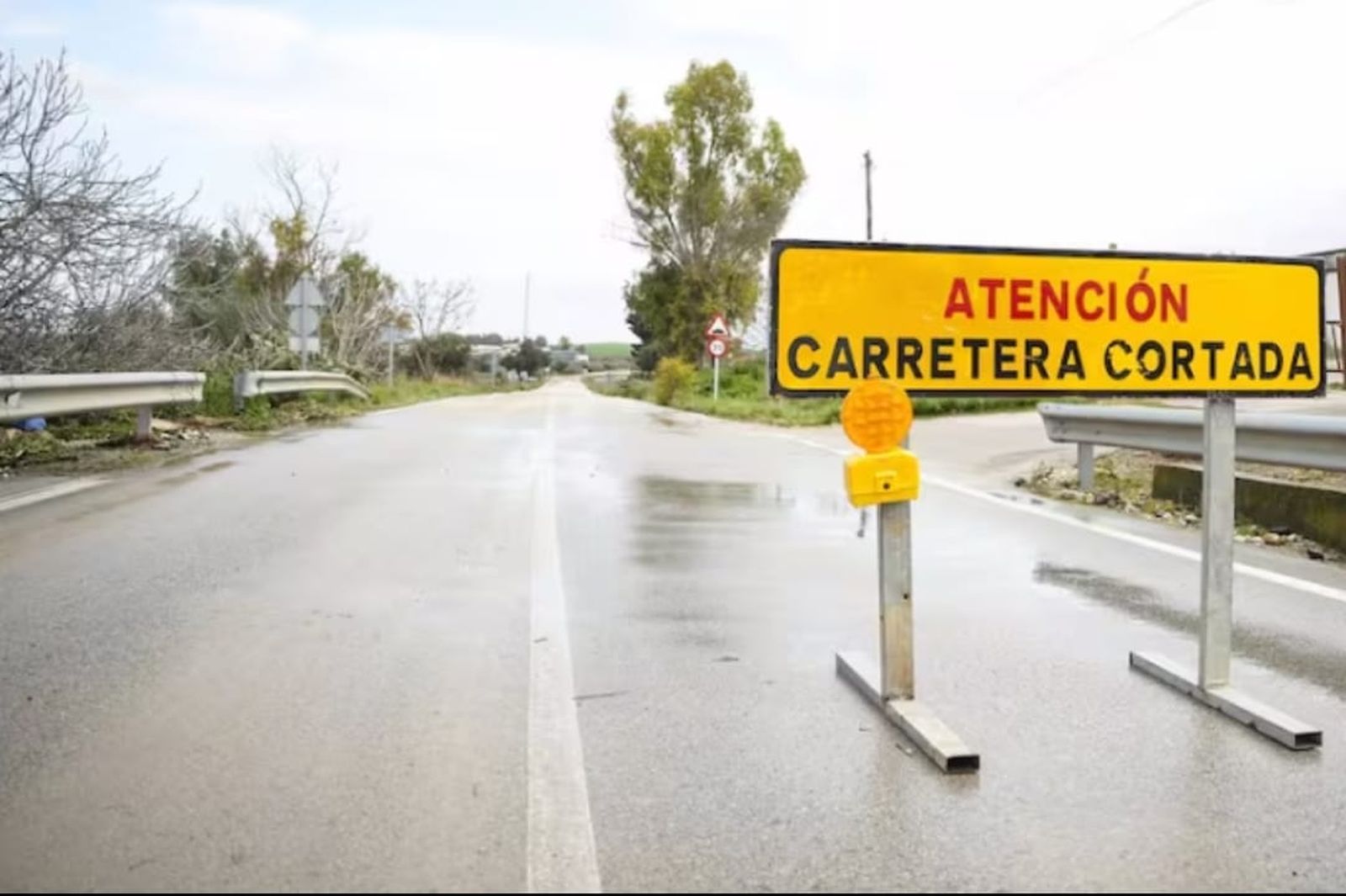 Aviso de una carretera cortada.