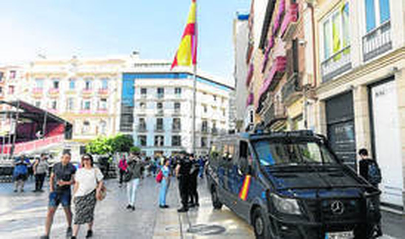Un furgón de la Policía Nacional, en la Plaza de la Constitución de Málaga.