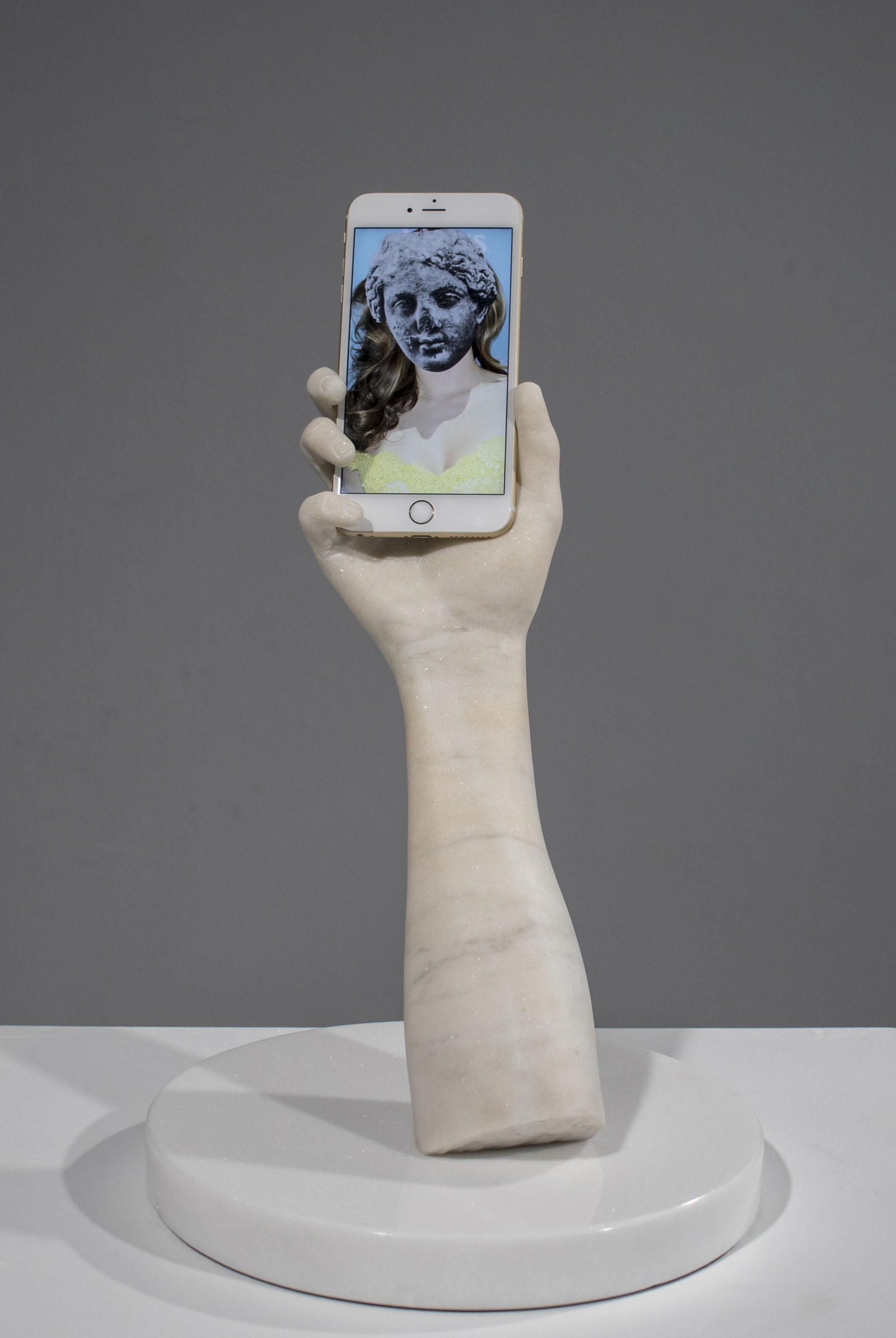 Móviles y dioses dialogan en la muestra de Ira Lombardía.