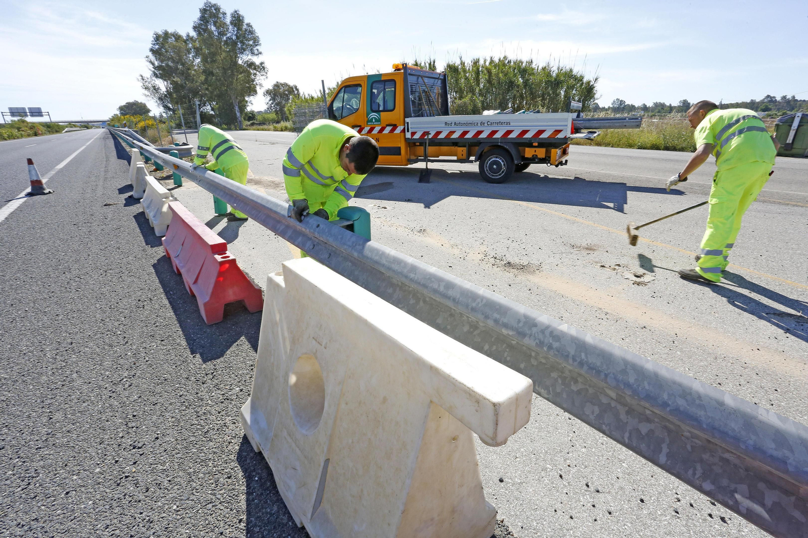 Operarios de Carreteras trabajando en la autovía y en la vía de servicio de la Jerez-Arcos para facilitar los accesos al circuito.