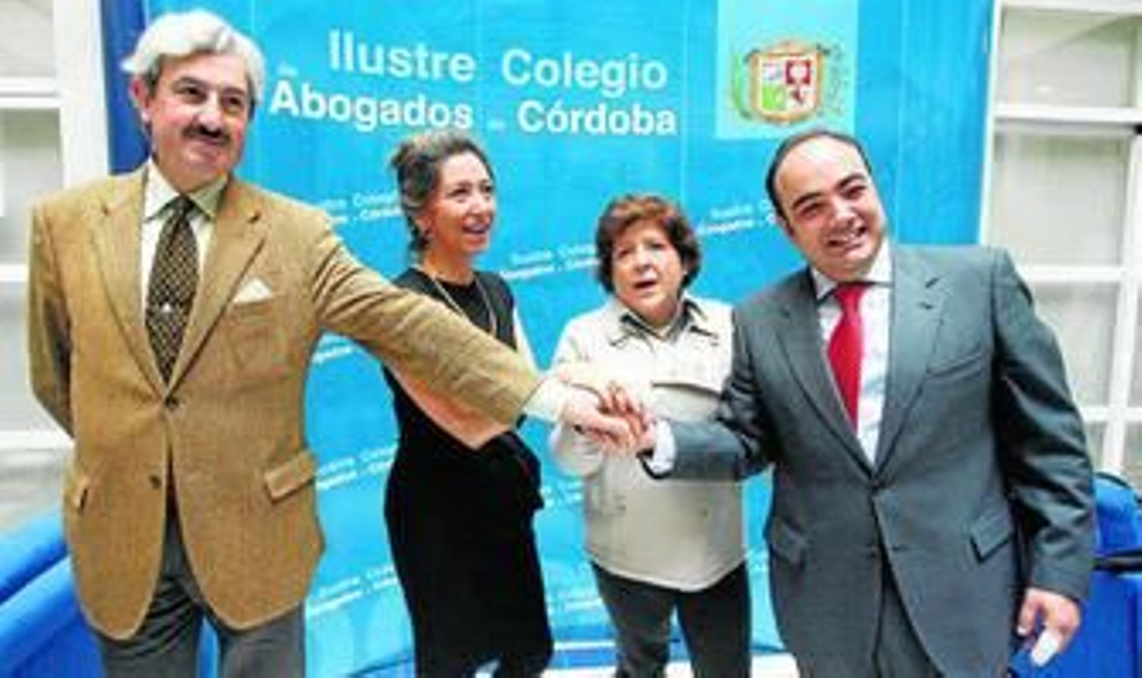 Los aspirantes Carlos Valderde, Magdalena Entrenas, Cristina Ranz, y el nuevo decano, José Luis Garrido, ayer en la sede colegial.