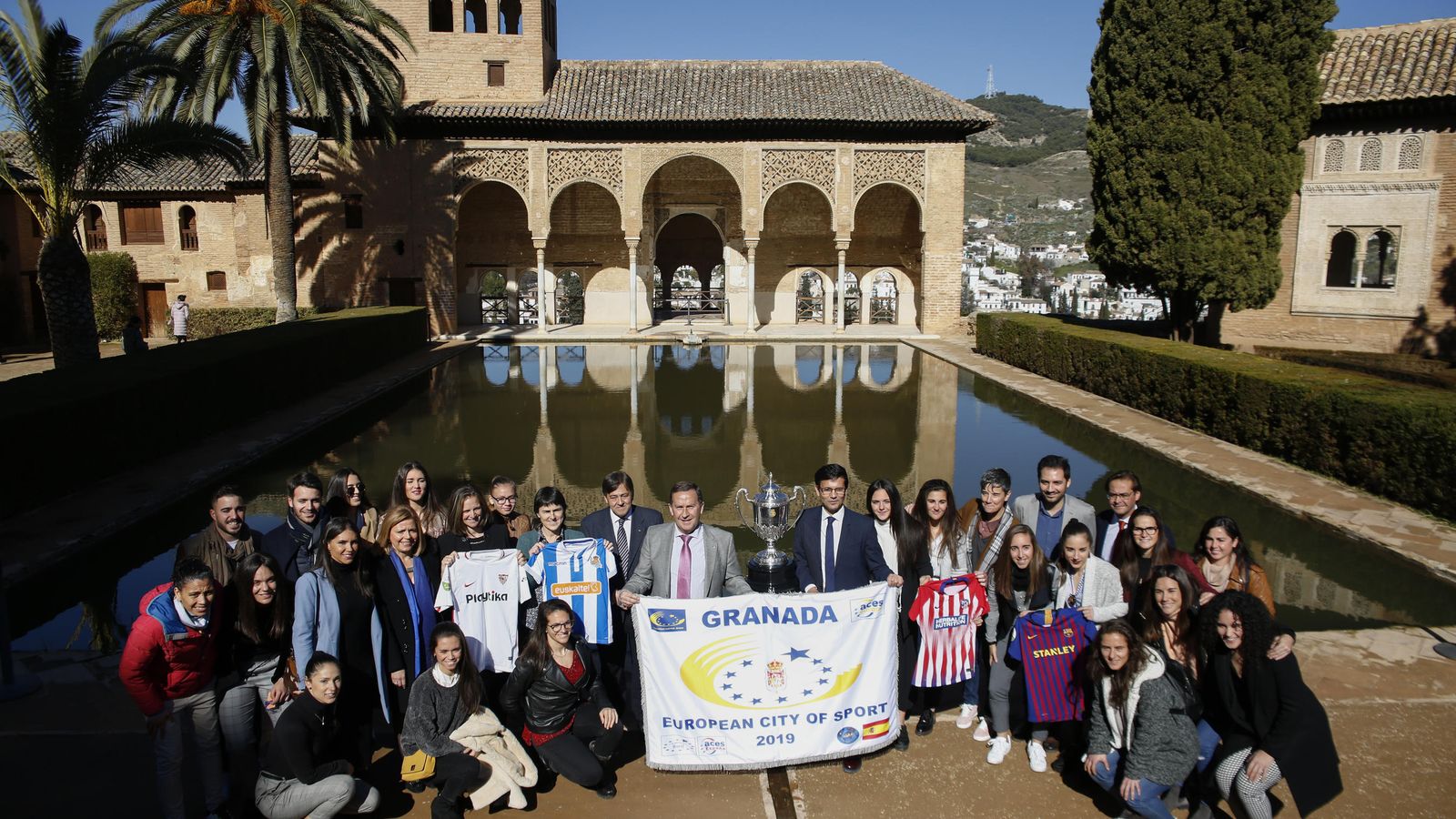 Granada, ciudad del Deporte, con el Palacio del Partal como telón de fondo
