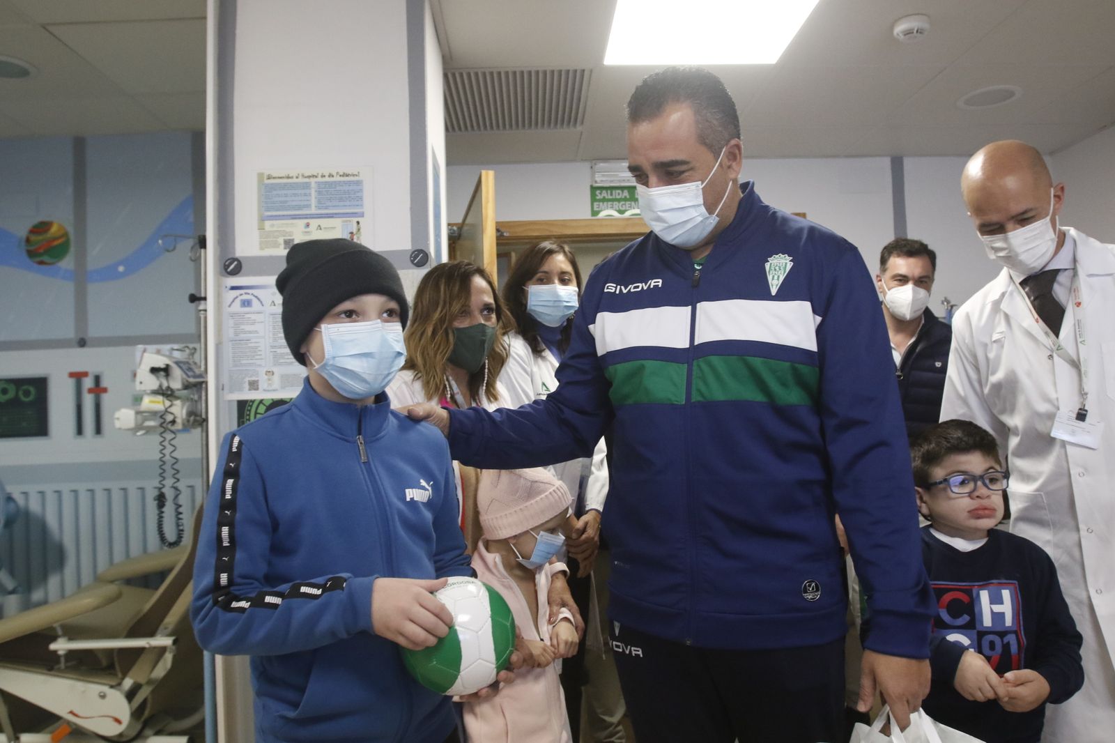 La visita del Córdoba CF al Hospital Reina Sofía, en imágenes
