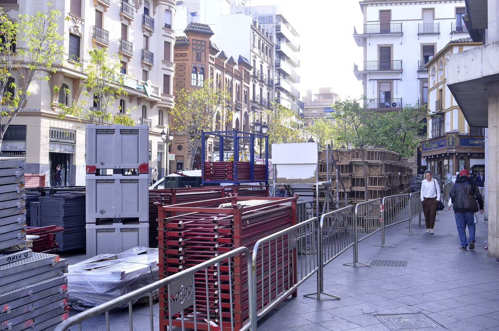 El material para montar las sillas y las vallas en la Campana.