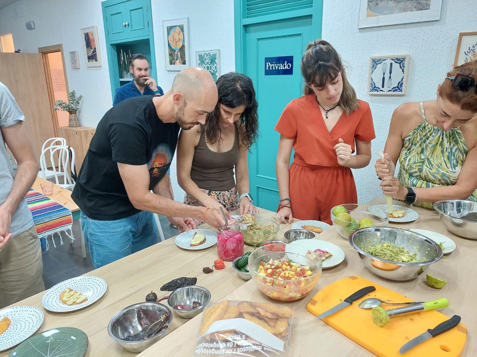 Los participantes de un taller de cocina mejicana, en plena faena.