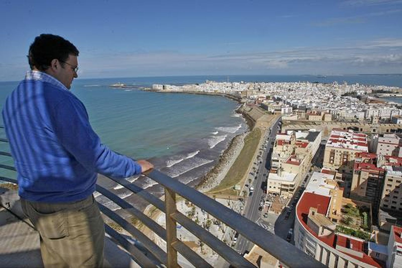 Una visita a lo alto del Pirulí ofrece una singular vista Cádiz. 

Foto: Jose Braza
