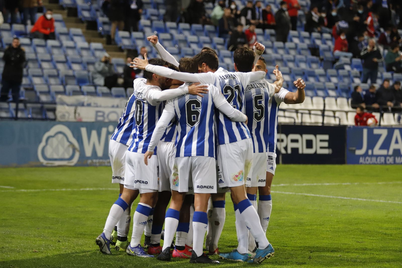 Los jugadores del Recre celebran un tanto en el Nuevo Colombino.