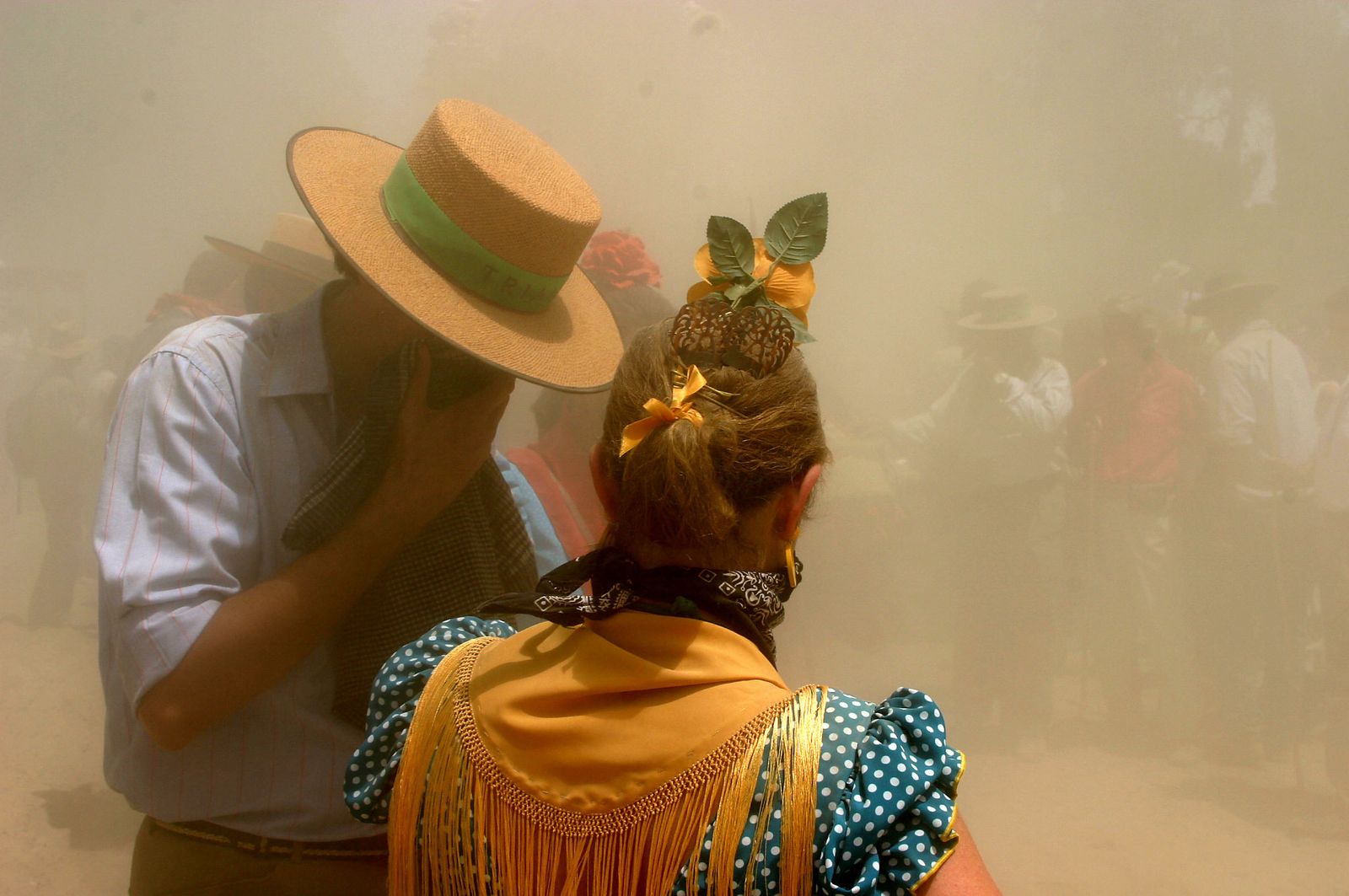 Dos peregrinos se protegen del polvo de las arenas, poco asentadas por la falta de lluvias.