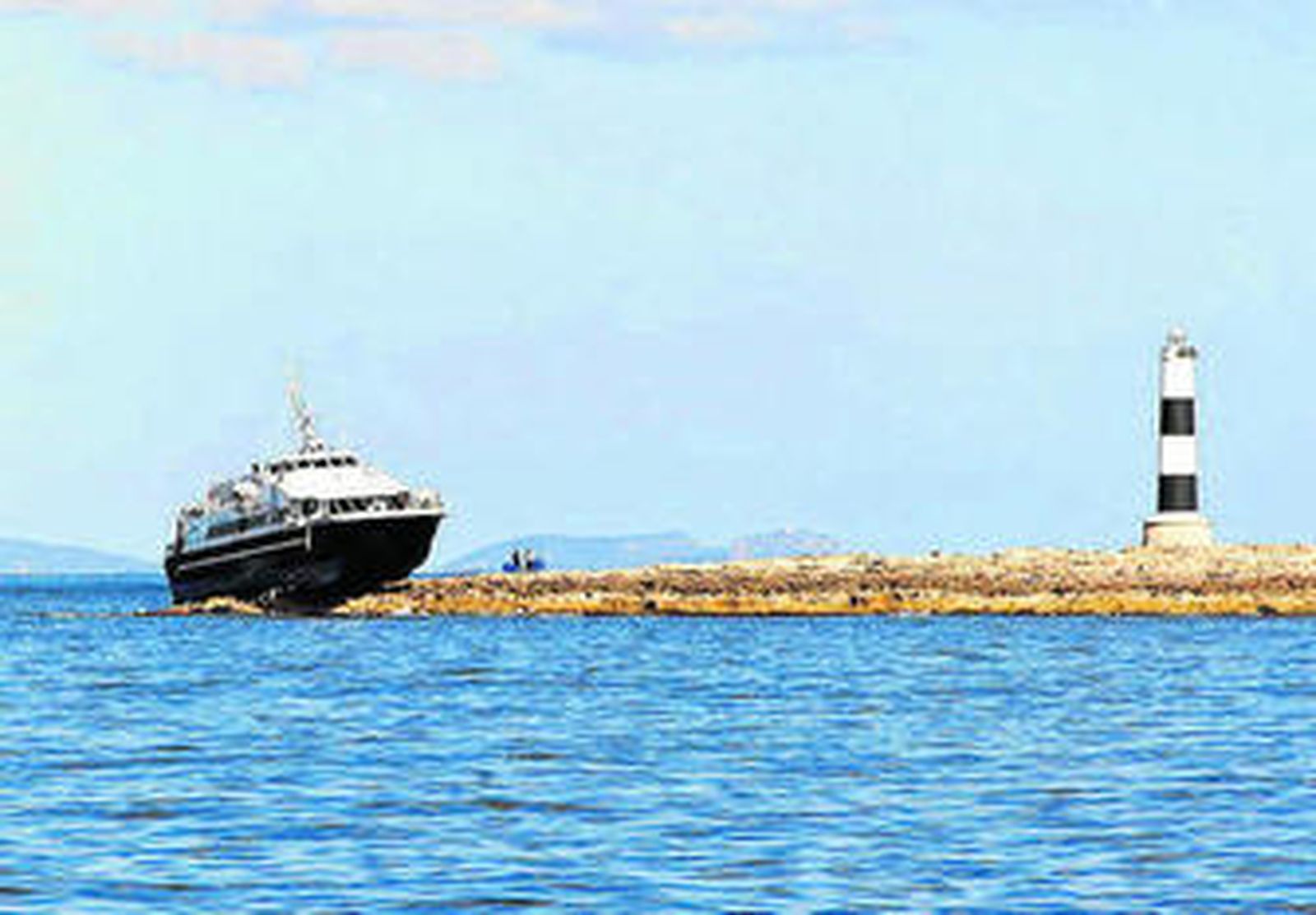 El 'Maverick Dos', encallado en un islote en Formentera.