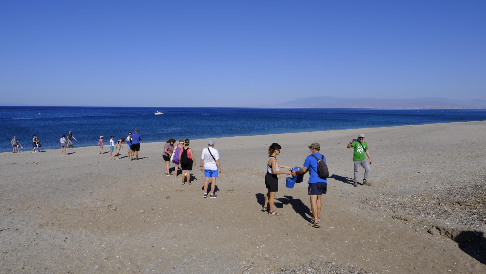 Imágenes de la cadena humana contra la desecación de Las Salinas de Cabo de Gata. Almería