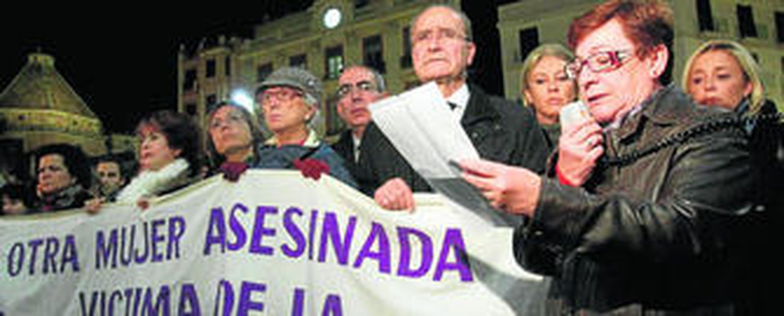 Centenares de personas se concentraron ayer en la Plaza de la Constitución en repulsa por la última víctima de violencia de género en España.