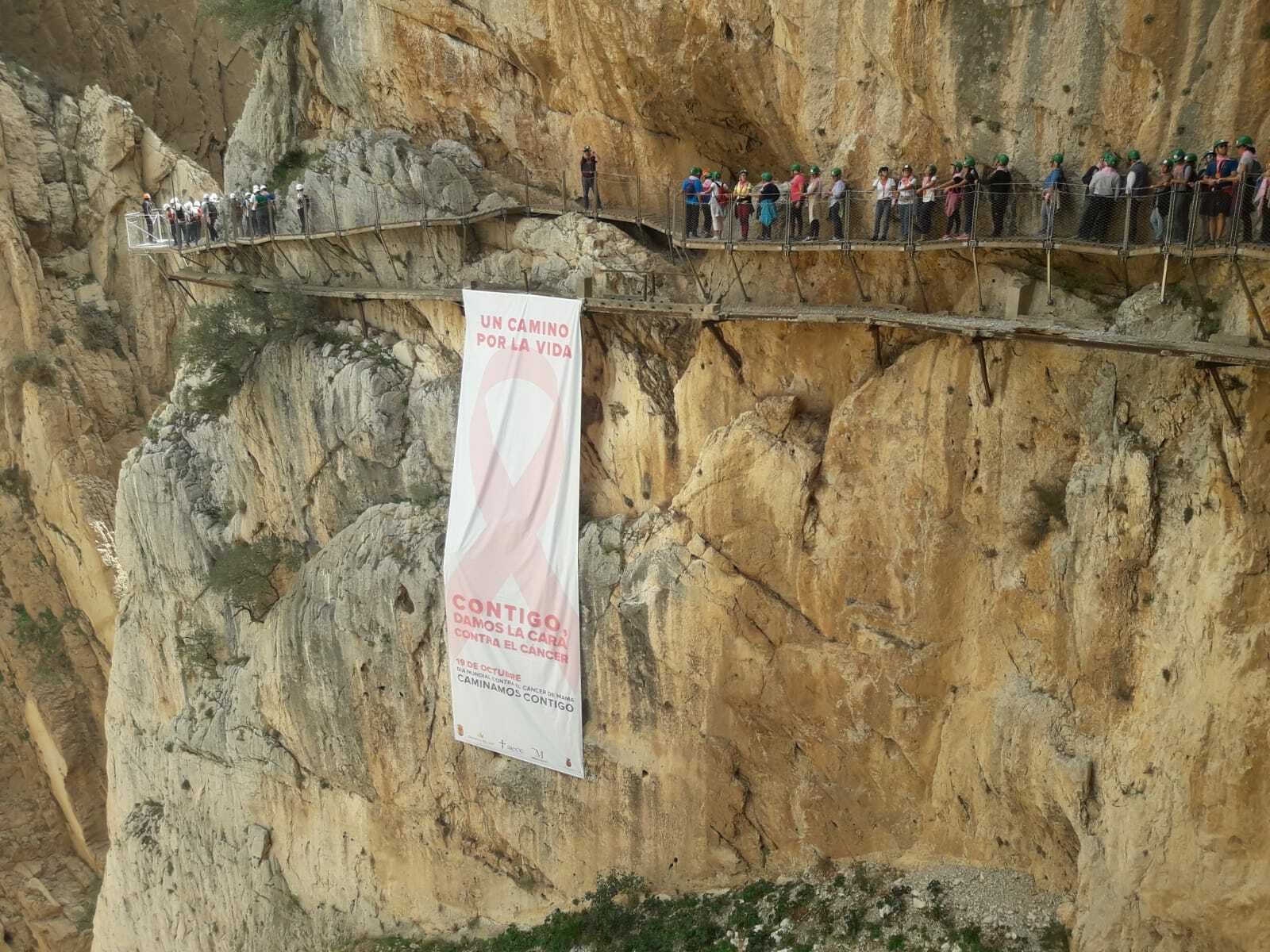 Lazo desplegado en el Caminito del Rey por el Día contra el Cáncer de Mama.