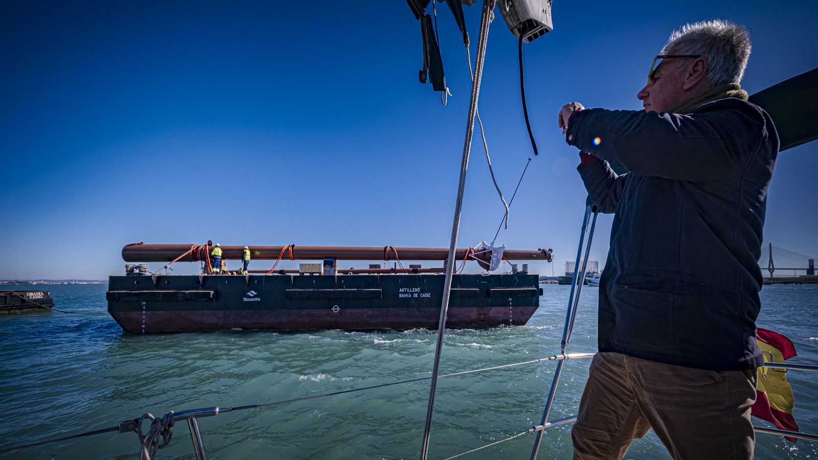 Las imágenes del  traslado por mar del mástil del buque escuela Juan Sebastian Elcano a la Punta de San Felipe
