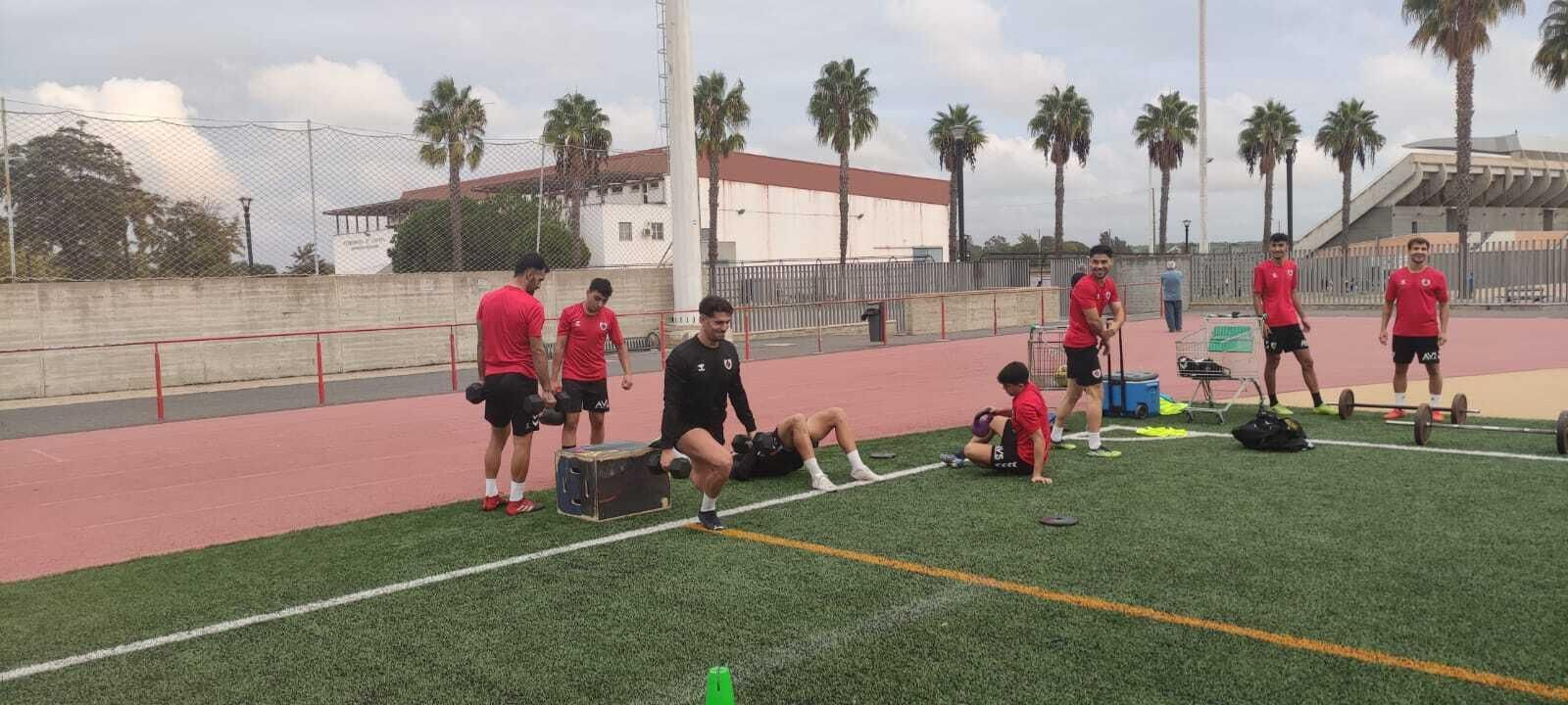Jugadores del Cartaya preparan el encuentro con el Cabecense.