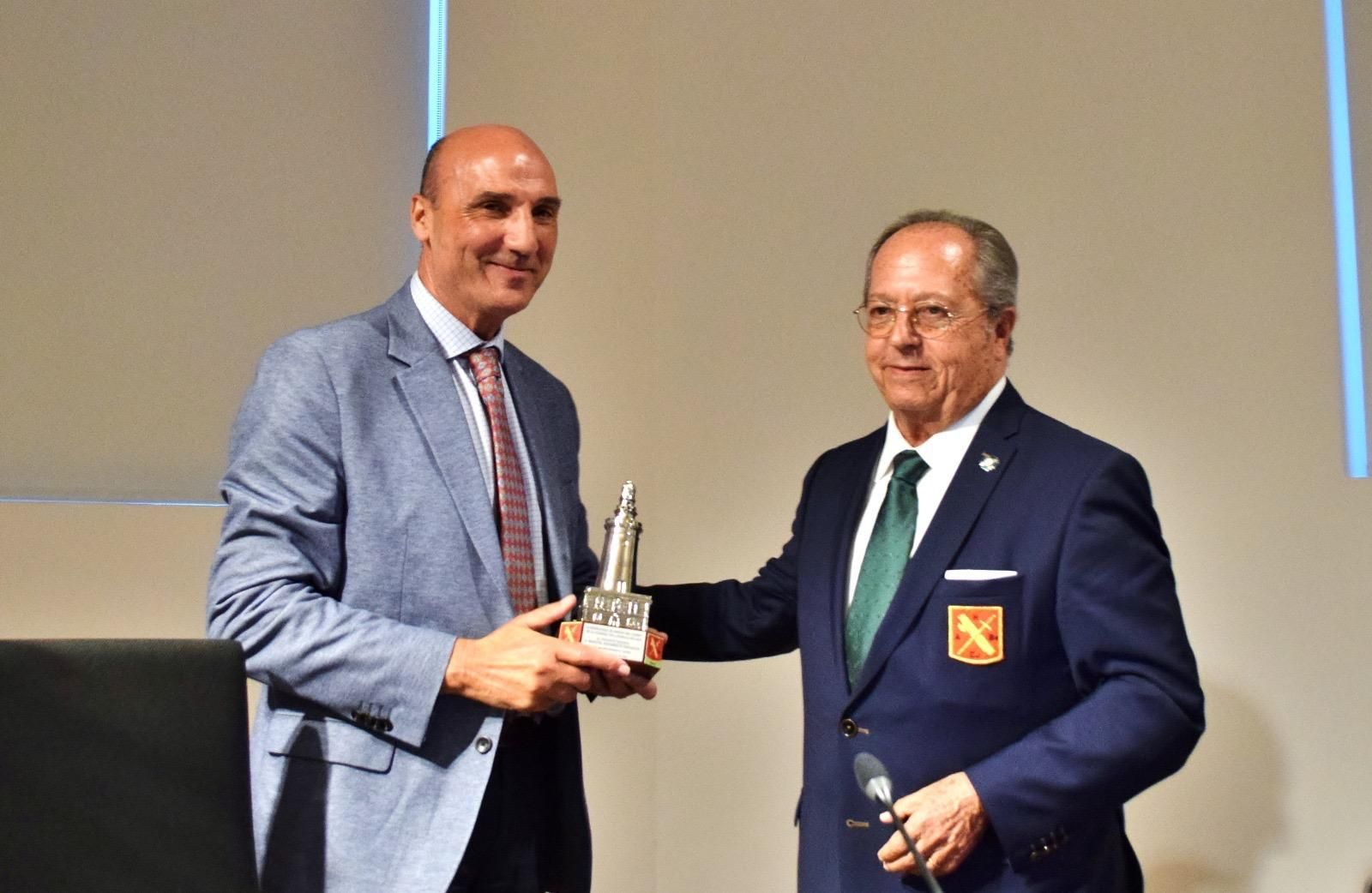 El presidente de HABeCu Málaga, Amando Alonso, y el teniente general de la Guardia Civil, Manuel Navarrete.