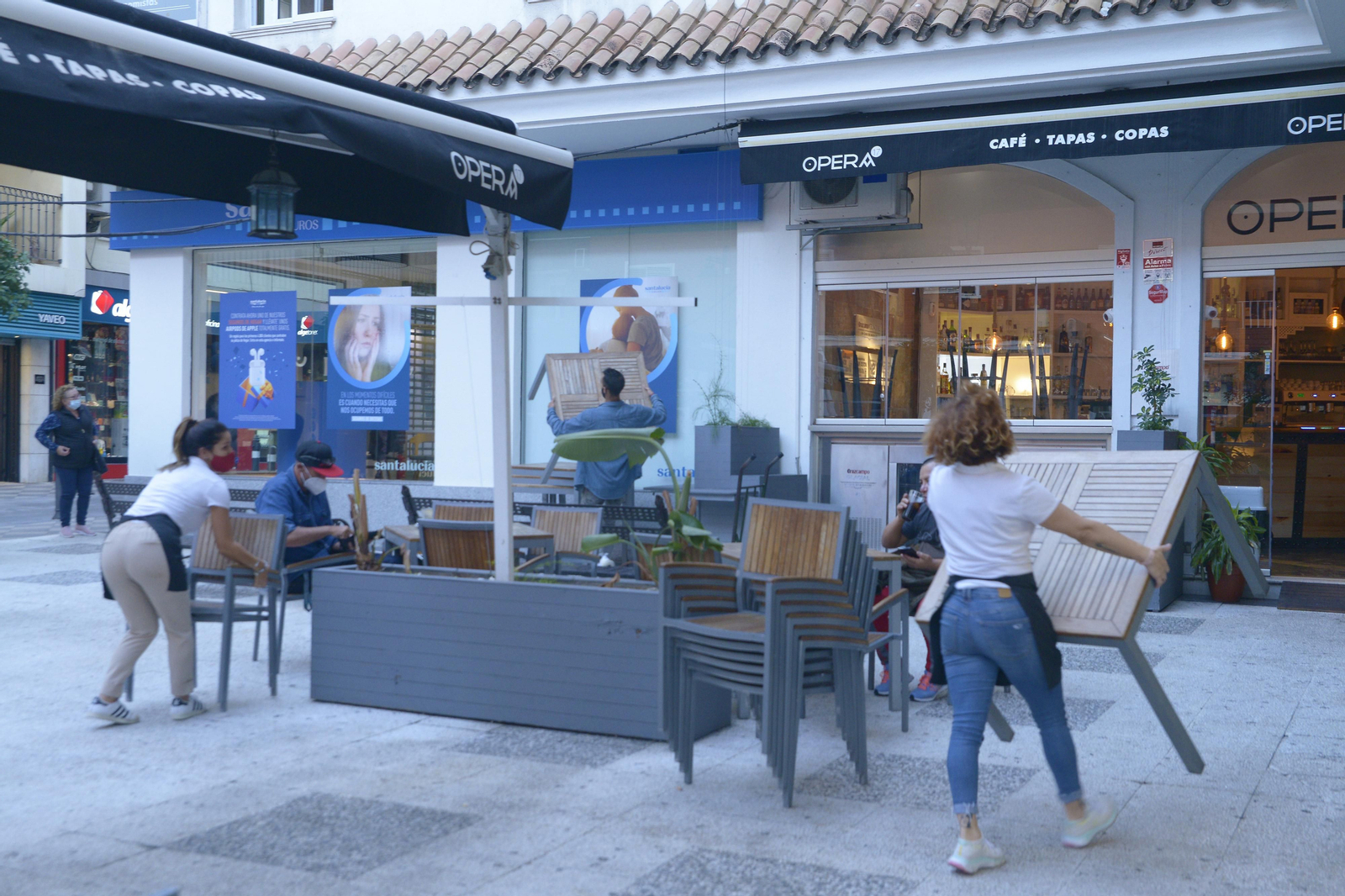 Fotos del cierre de comercios y bares en las calles por el Covid