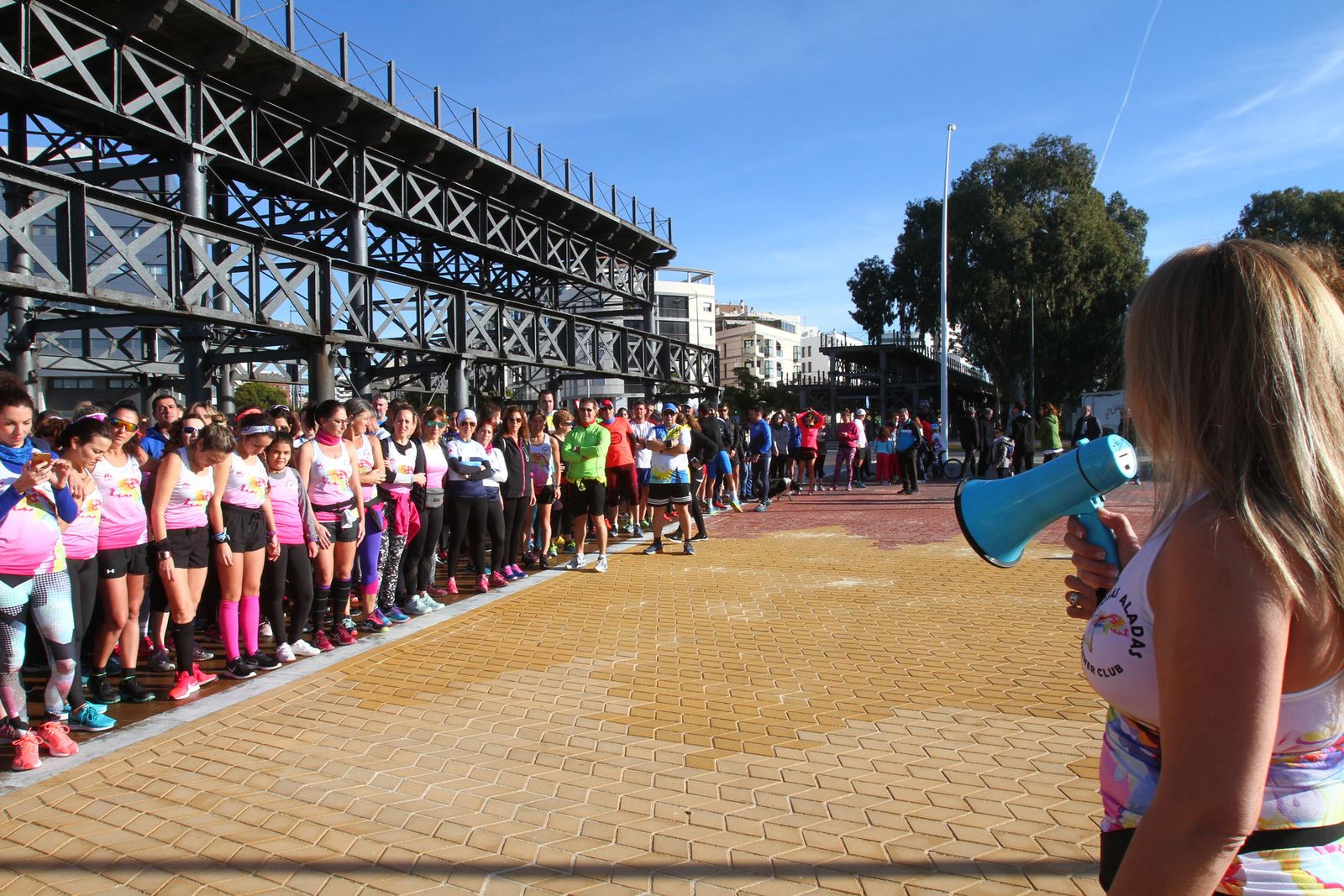 Cientos de personas rinden homenaje a Laura Luelmo en una carrera en Huelva.
