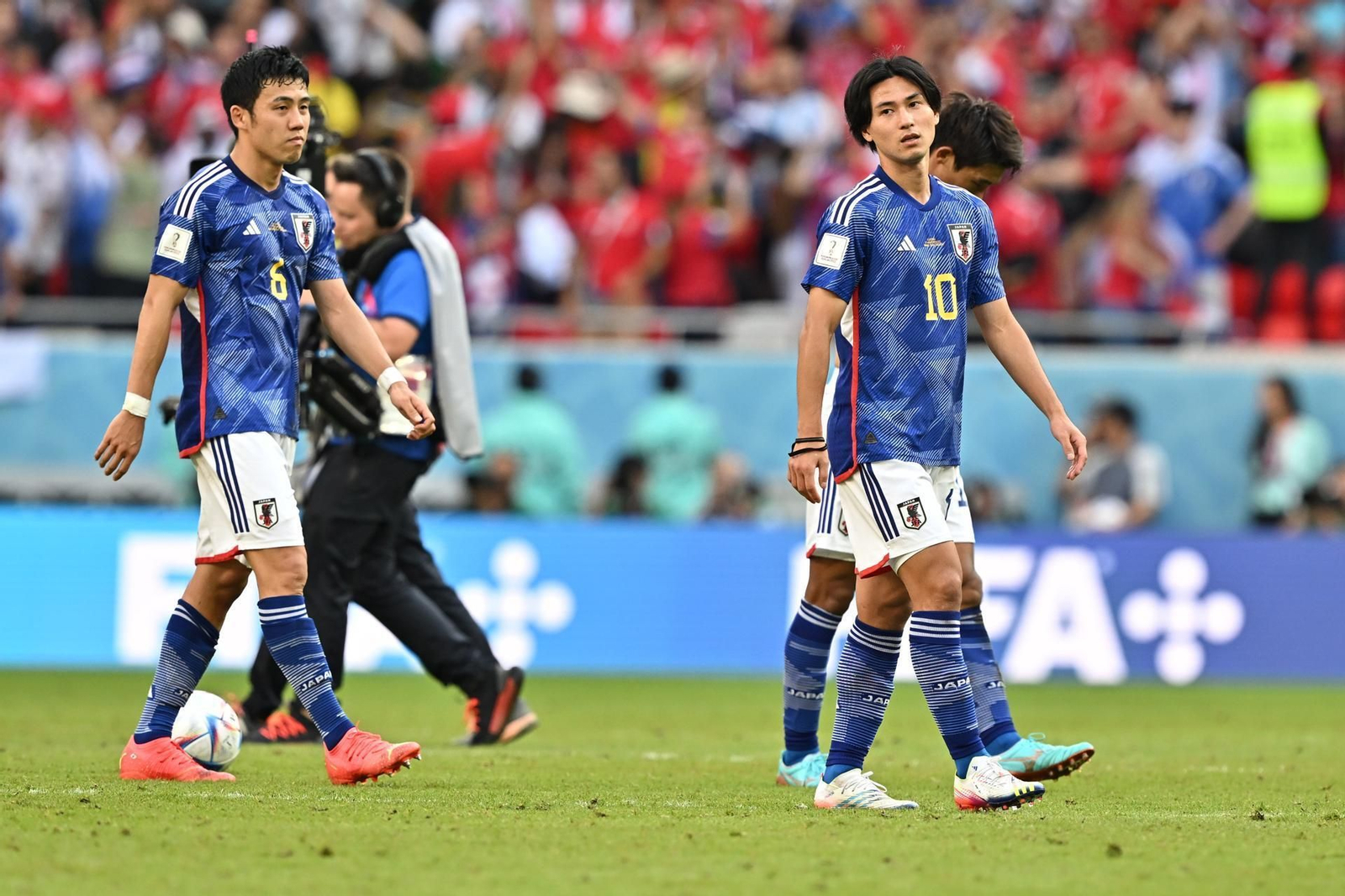 Minamino (10) y otros jugadores de Japón tras perder contra Costa Rica.
