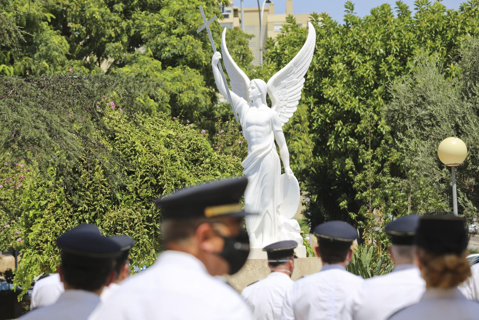 Fotos de la escultura que rinde homenaje a los policías fallecidos en Málaga