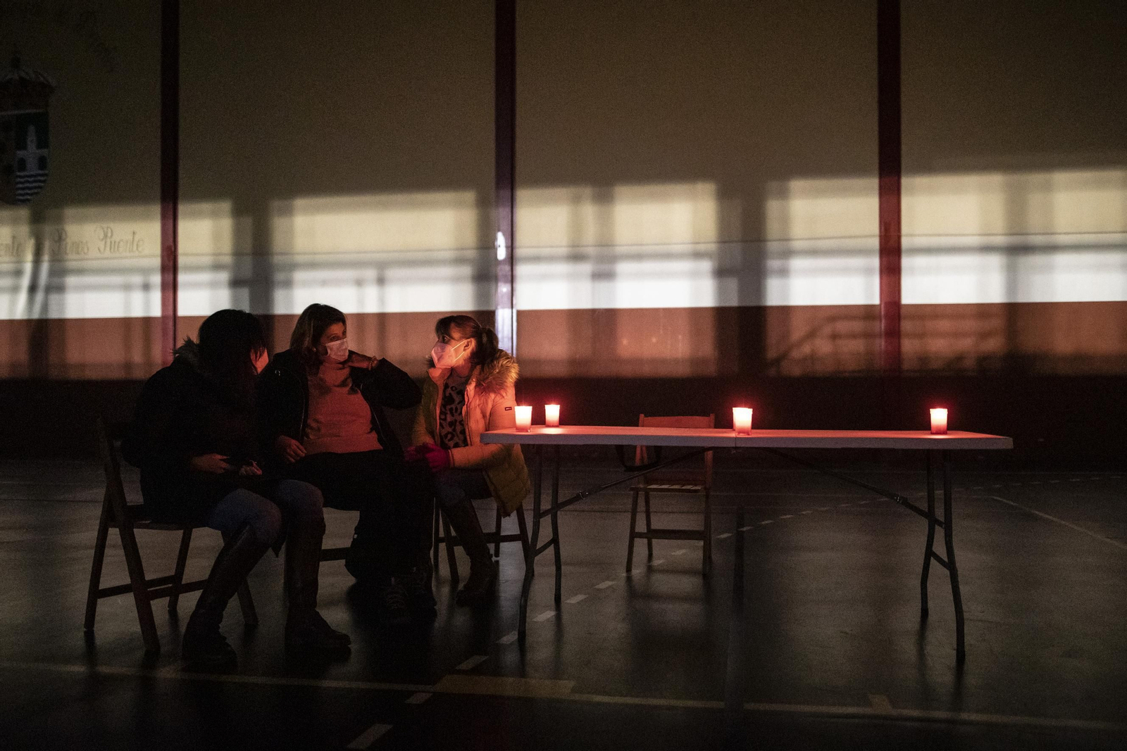 El alcalde de Pinos Puente se encierra contra los cortes de luz, en imágenes