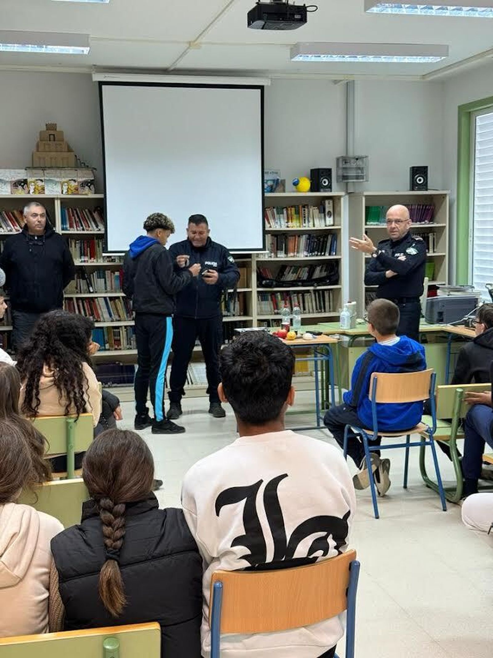 Agentes de la Policía Local  de Mojácar  en un momento de su charla  informativa